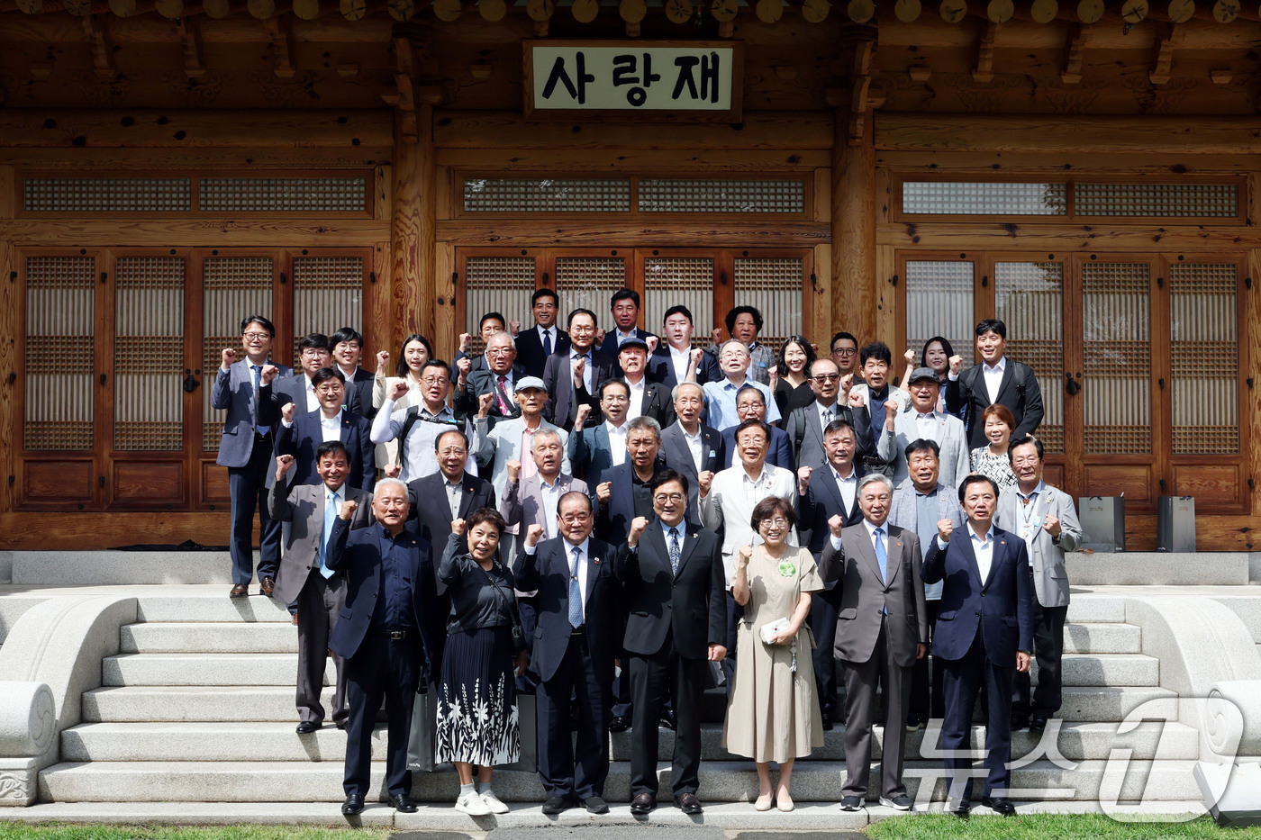 (서울=뉴스1) = 우원식 국회의장이 15일 서울 여의도 국회 사랑재에서 가진 제80주년 광복절 기념 독립운동가 후손 초청 오찬에서 참석자들과 기념촬영을 하고 있다. (국회의장실 …