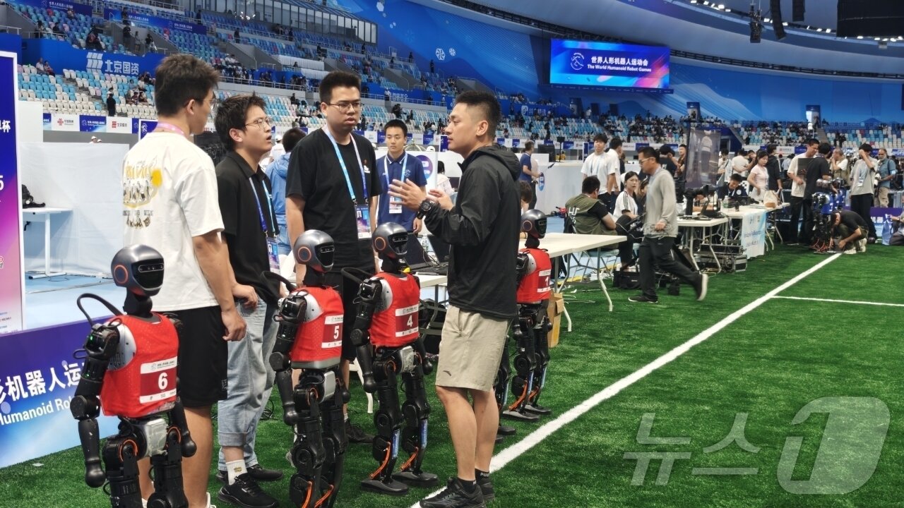 본문 이미지 - 15일 중국 베이징에서 열린 세계 휴머노이드 로봇 운동회가 열렸다. ⓒ News1 정은지 특파원