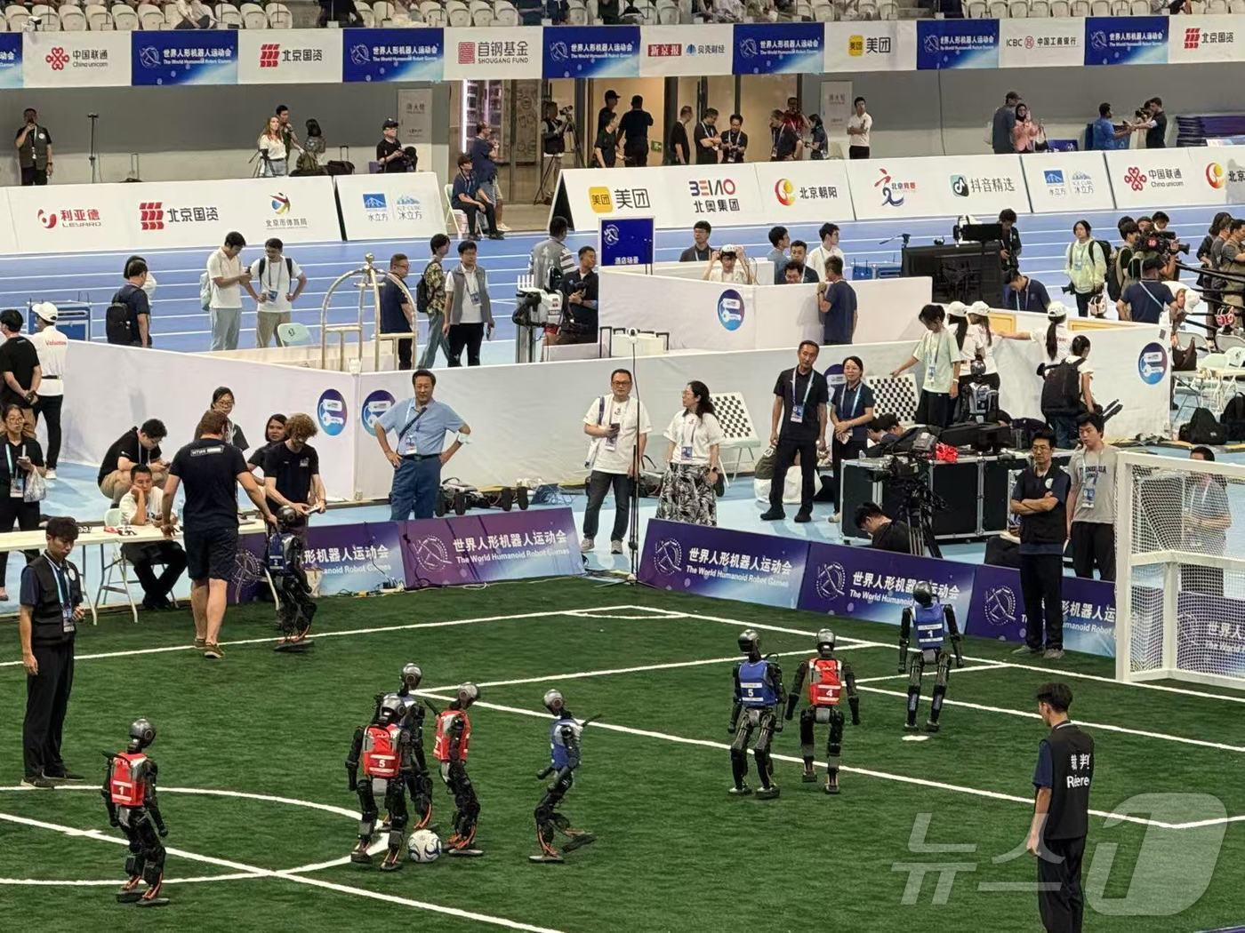 본문 이미지 - 15일 중국 베이징에서 열린 세계 휴머노이드 로봇 운동회가 열렸다. ⓒ News1 정은지 특파원