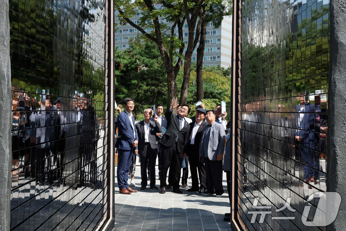 (서울=뉴스1) = 우원식 국회의장이 15일 서울 여의도 국회 사랑재에서 제80주년 광복절 기념 독립운동가 후손 초청 오찬을 마친 후 참석자들과 국회도서관 앞에 조성된 독립기억광장 …