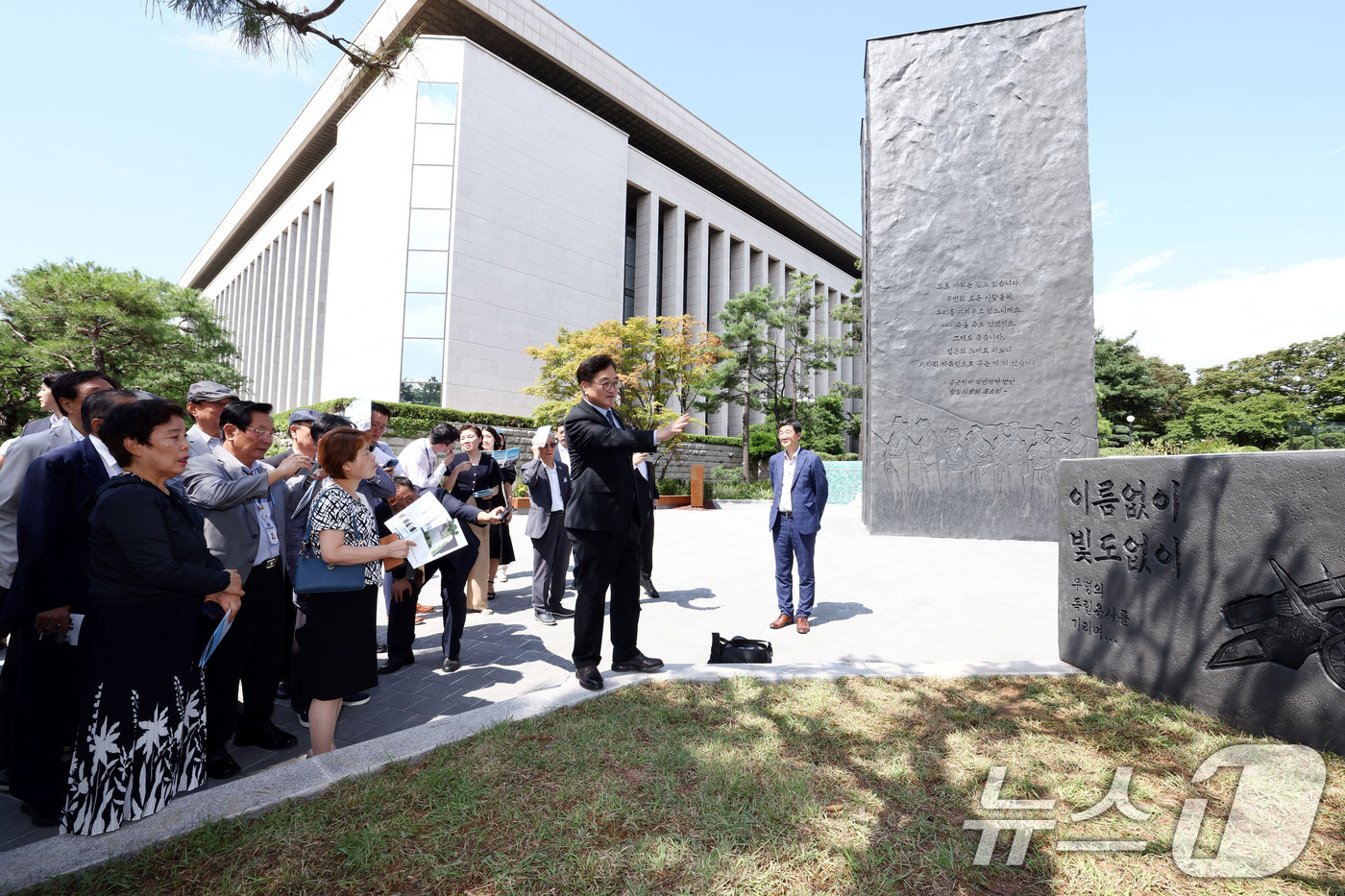 (서울=뉴스1) = 우원식 국회의장이 15일 서울 여의도 국회 사랑재에서 제80주년 광복절 기념 독립운동가 후손 초청 오찬을 마친 후 참석자들과 국회도서관 앞에 조성된 독립기억광장 …