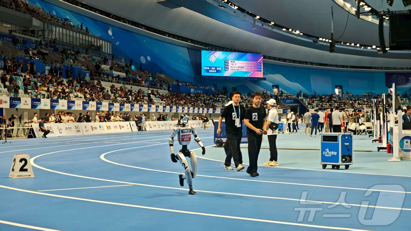 (베이징=뉴스1) 정은지 특파원 = 15일 중국 베이징에서 열린 세계 휴머노이드 로봇 운동회가 열렸다. 유니트리 H1이 1500m 경기에 참가하고 있다.