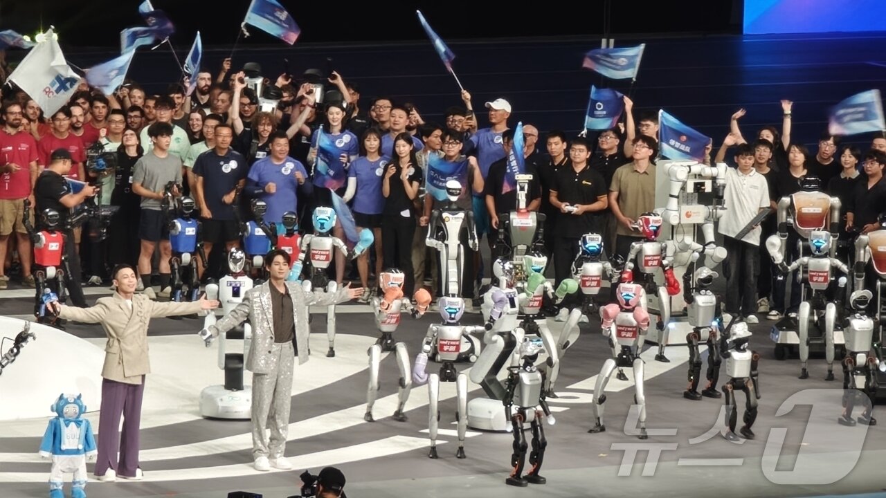 본문 이미지 - 14일 중국 베이징에서 열린 세계 휴머노이드 로봇 운동회의 개막식이 열렸다. ⓒ News1 정은지 특파원