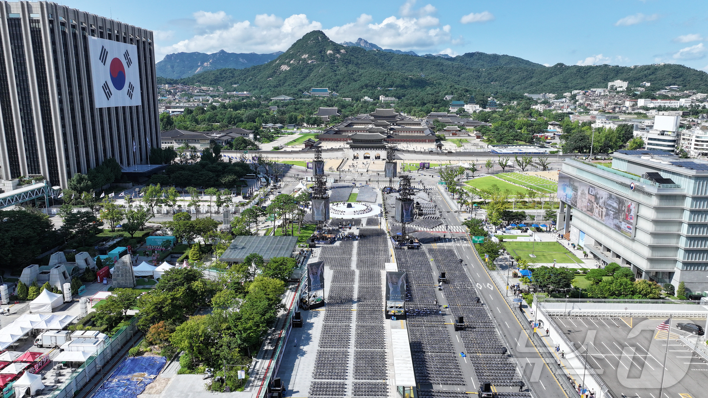 (서울=뉴스1) 김진환 기자 = 15일 오후 서울 종로구 광화문 광장에서 광복 80주년 기념 '국민주권 대축제' 리허설이 열리고 있다.이번 행사는 광복으로 주권을 되찾고 세계가 인 …