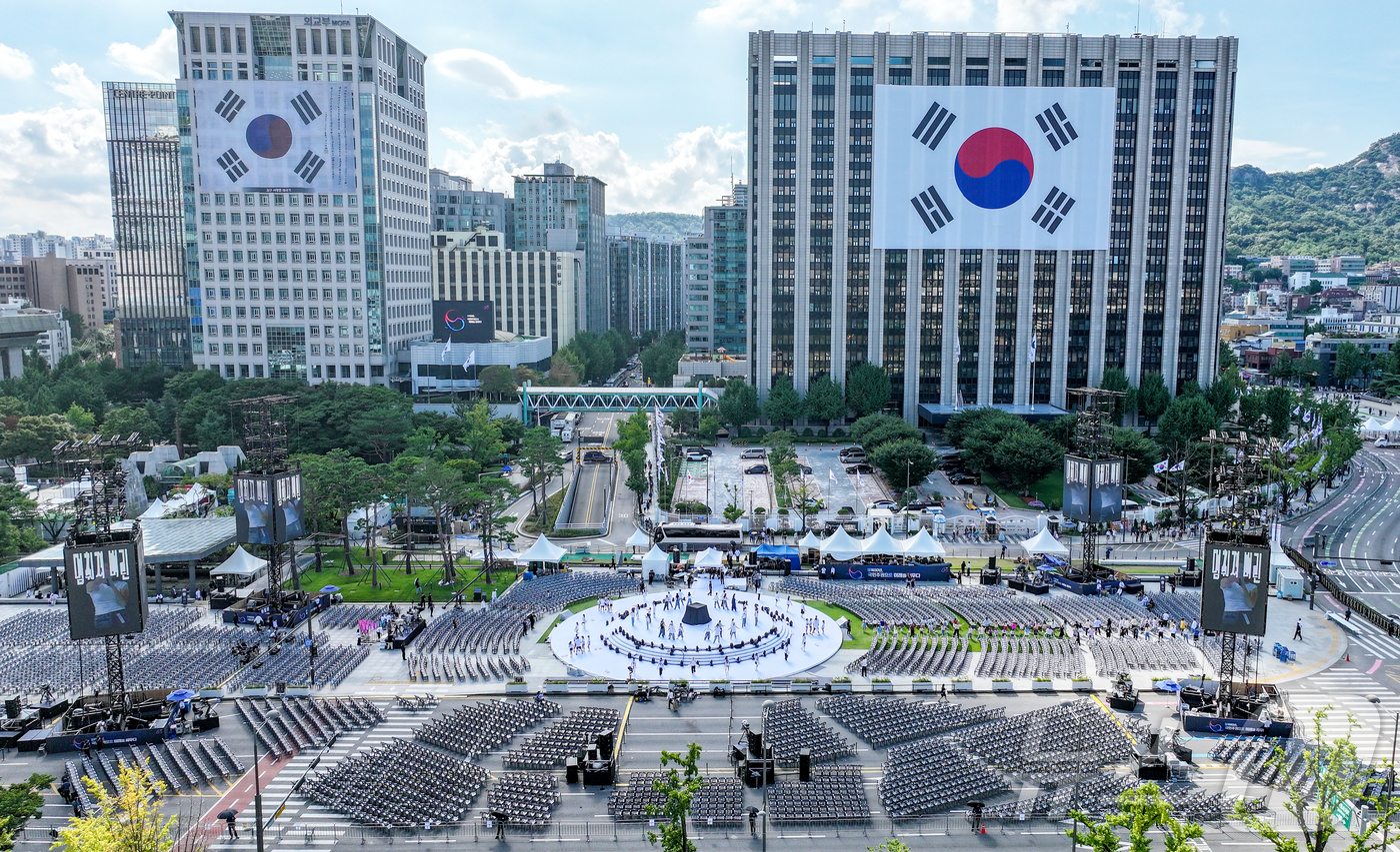 (서울=뉴스1) 김진환 기자 = 15일 오후 서울 종로구 광화문 광장에서 광복 80주년 기념 '국민주권 대축제' 리허설이 열리고 있다.이번 행사는 광복으로 주권을 되찾고 세계가 인 …