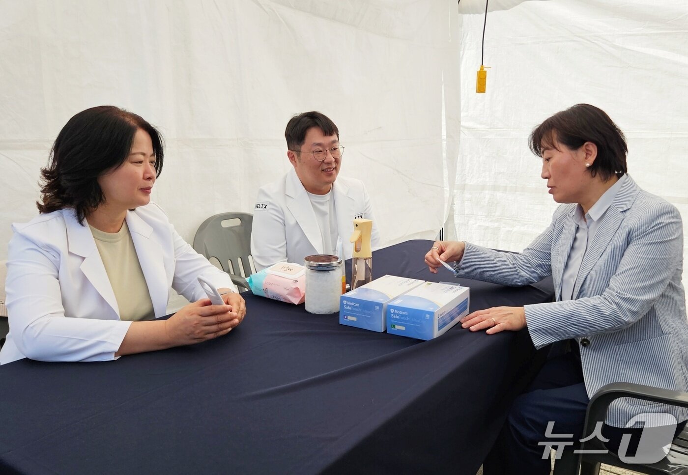 본문 이미지 - 송미령 농림축산식품부 장관이 5일 뚝섬한강공원에서 열린 &#39;동물가족페스타 with 가족의 발견&#40;犬&#41;&#39; 행사장 내 서울시수의사회 부스를 방문해 내장형 동물등록에 대한 설명을 듣고 있다. 2024.10.5/뉴스1 ⓒ News1 최서윤 기자