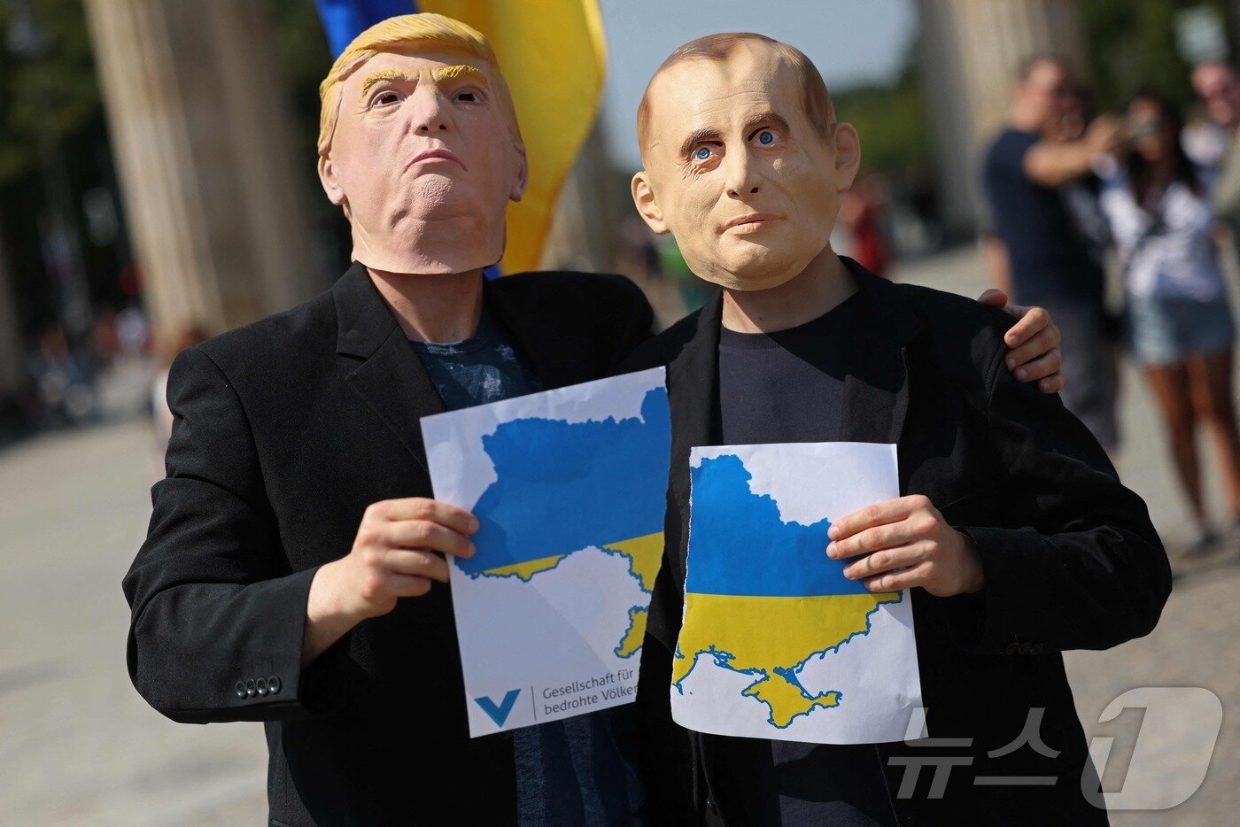 본문 이미지 - 14일(현지시간) 독일 베를린에서 도널드 트럼프 미국 대통령과 블라디미르 푸틴 러시아 대통령의 우크라이나 영토 분할 합의 가능성을 반대하는 시위가 열렸다. 2025.08.14 ⓒ AFP=뉴스1 ⓒ News1 이지예 객원기자