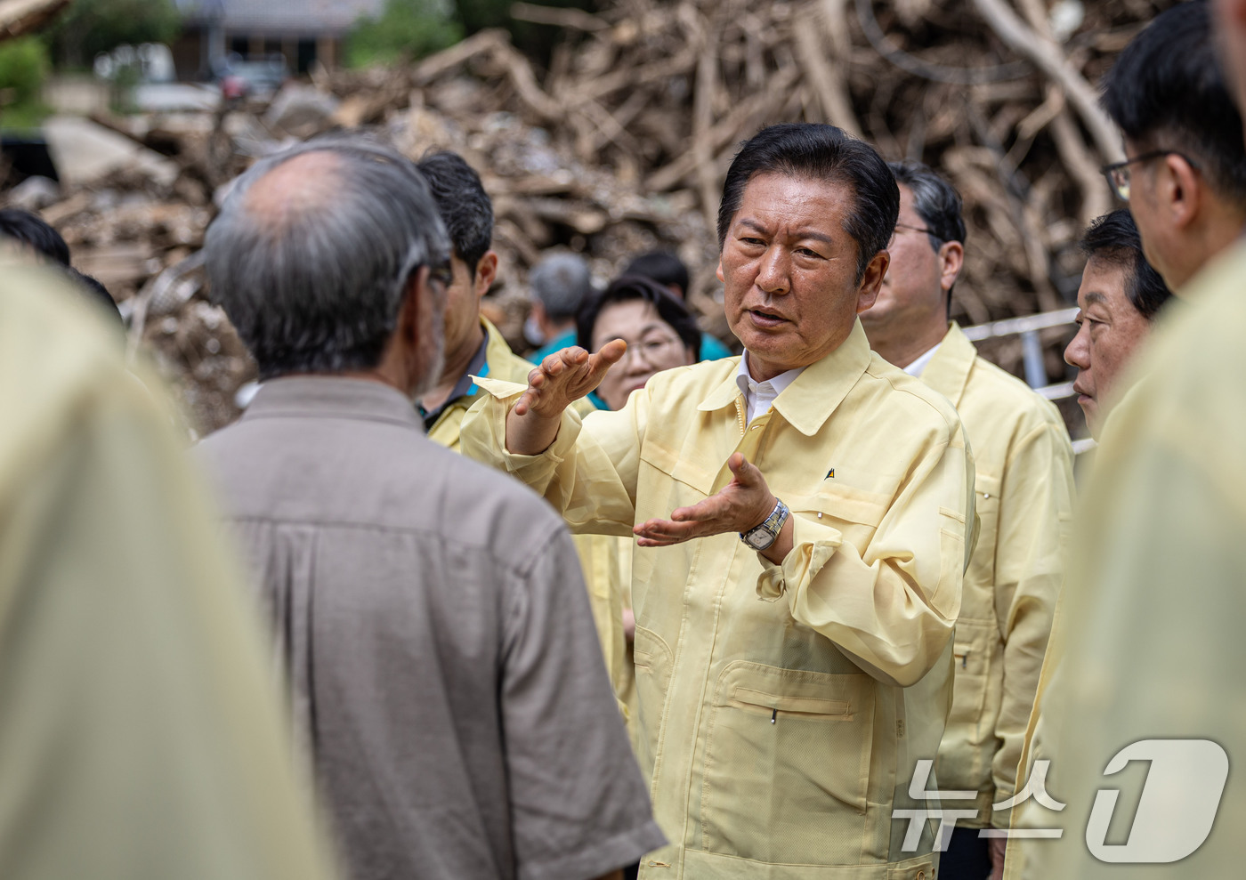 (서울=뉴스1) = 정청래 더불어민주당 대표가 15일 오후 경기 포천시 내촌면 수해현장을 찾아 피해 현황을 살펴보고 있다. (더불어민주당 제공. 재판매 및 DB 금지)   2025 …
