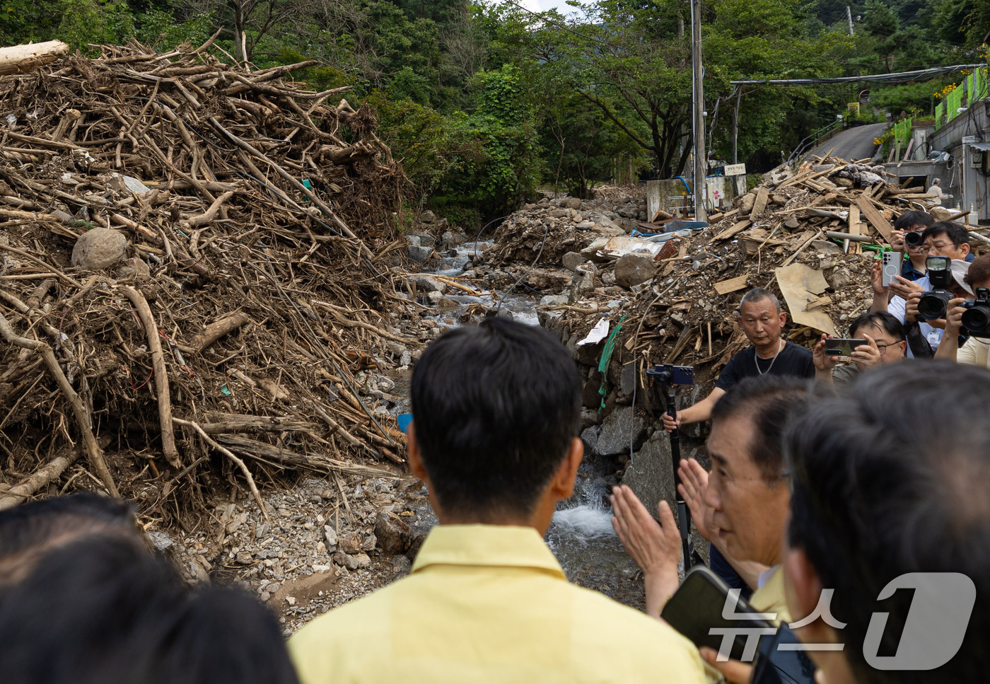 (서울=뉴스1) = 정청래 더불어민주당 대표가 15일 오후 경기 포천시 내촌면 수해현장을 찾아 피해 현황을 살펴보고 있다. (더불어민주당 제공. 재판매 및 DB 금지)   2025 …