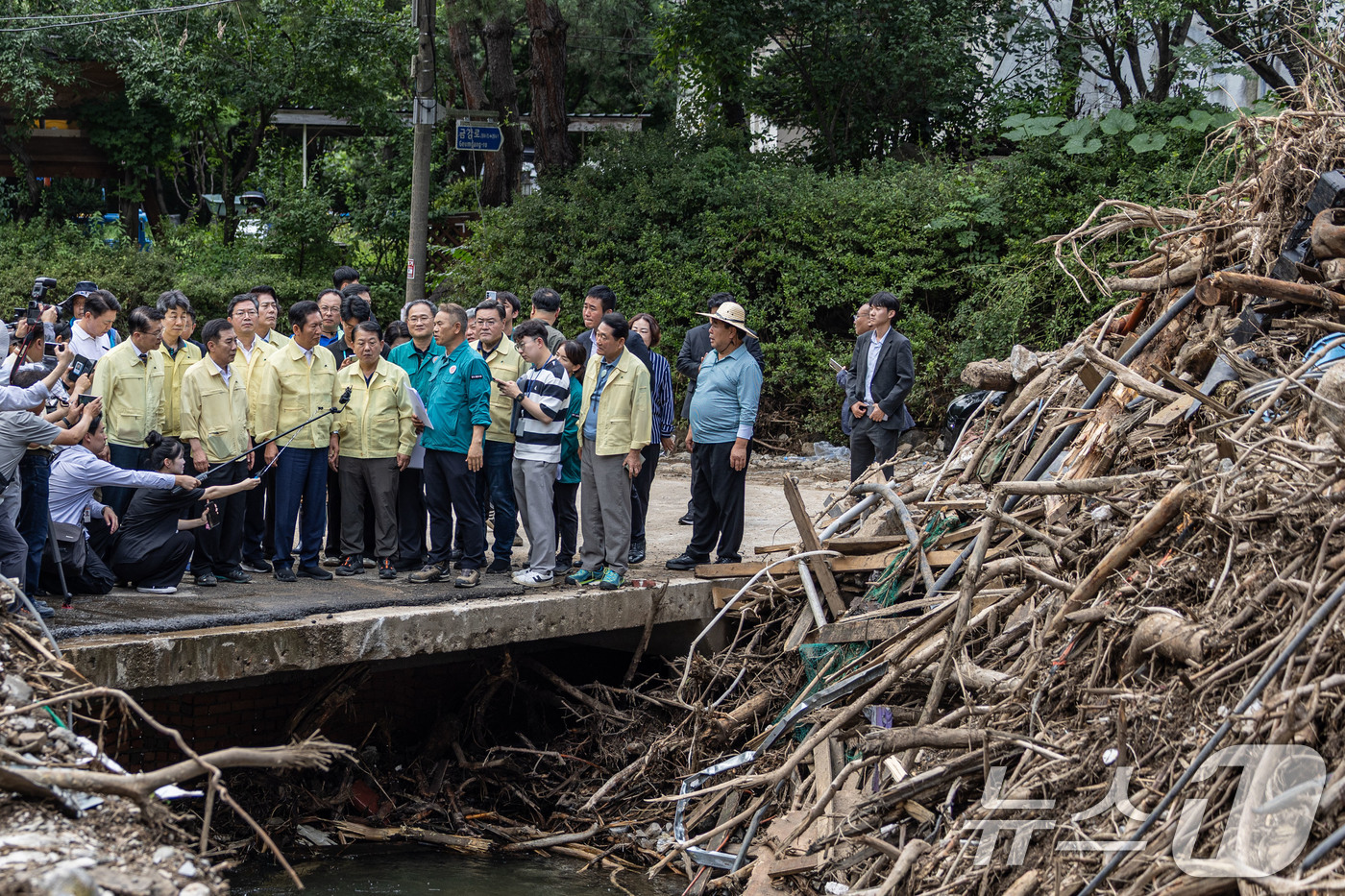 (서울=뉴스1) = 정청래 더불어민주당 대표가 15일 오후 경기 포천시 내촌면 수해현장을 찾아 피해 현황을 살펴보고 있다. (더불어민주당 제공. 재판매 및 DB 금지)   2025 …