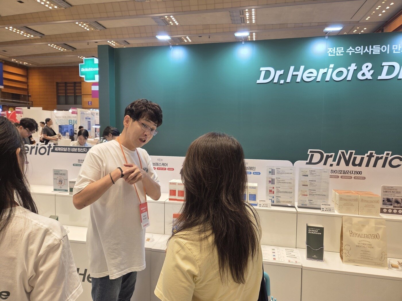 본문 이미지 - 신준호 어반포즈 대표가 부스를 방문한 고객과 상담하고 있다. ⓒ 뉴스1 한송아 기자
