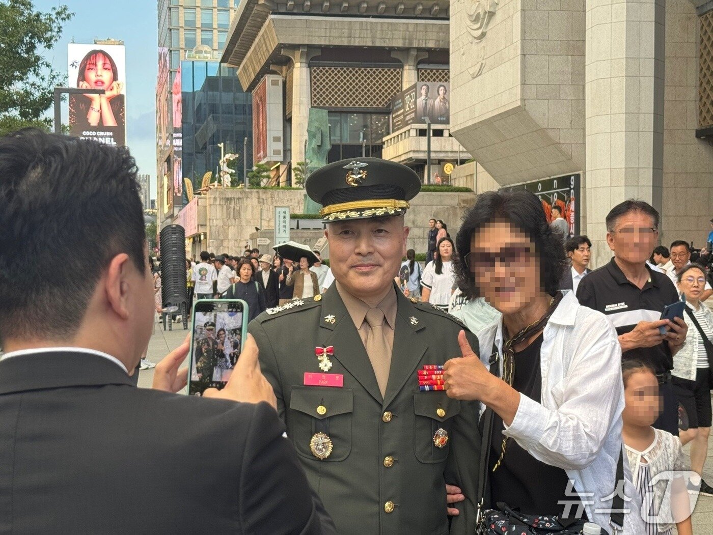 본문 이미지 - 15일 오후 서울 광화문 광장에서 열리는 제21대 대통령 국민임명식에 참석한 박정훈 대령과 시민들이 사진을 찍고 있다. 2025.8.15/뉴스1 권준언 기자