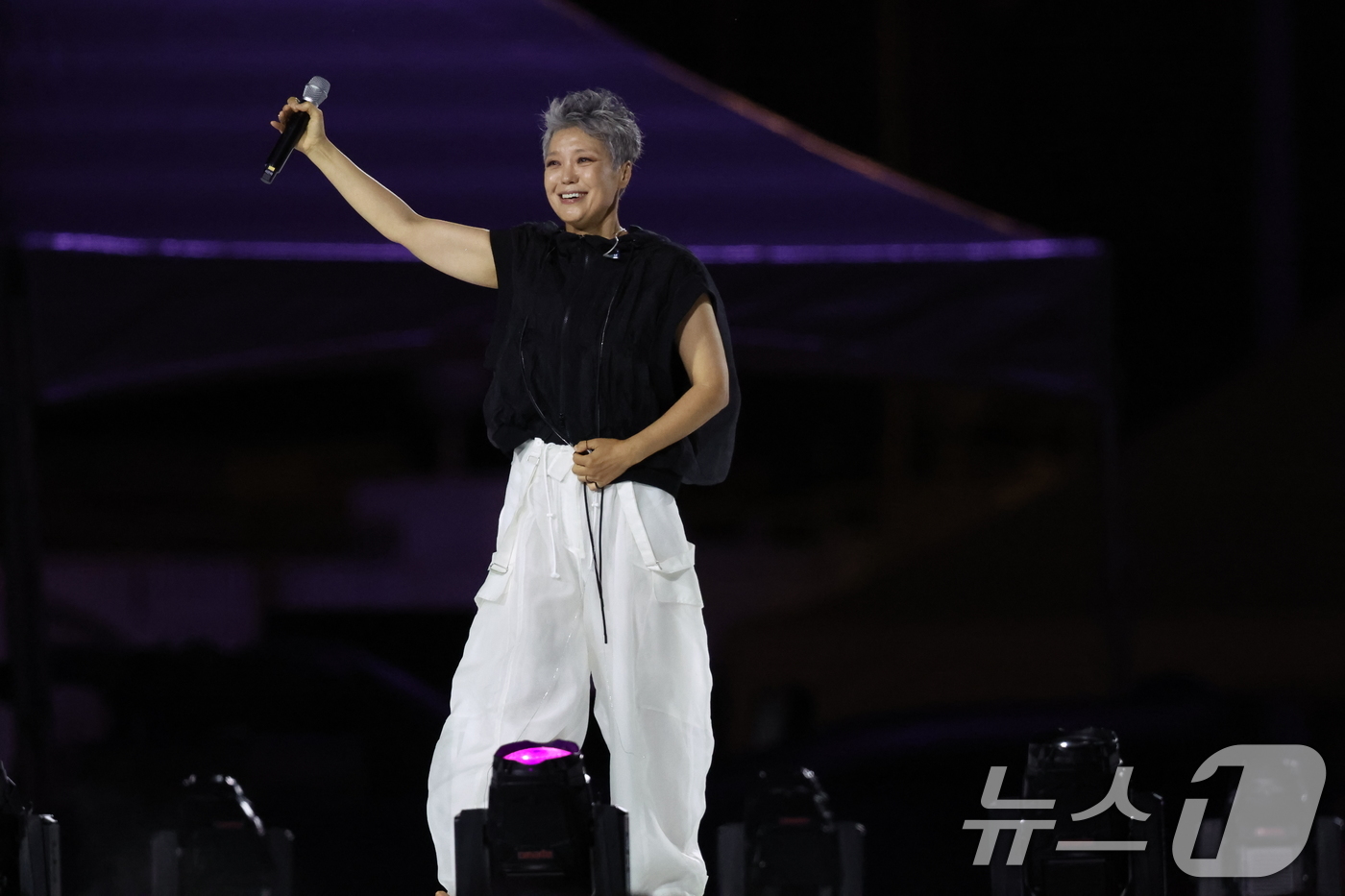 (서울=뉴스1) 김명섭 기자 = 가수 이은미가 15일 오후 서울 종로구 광화문광장에서 열린 '광복 80년, 국민 주권으로 미래를 세우다' 제21대 대통령 국민 임명식에서 공연을 펼 …