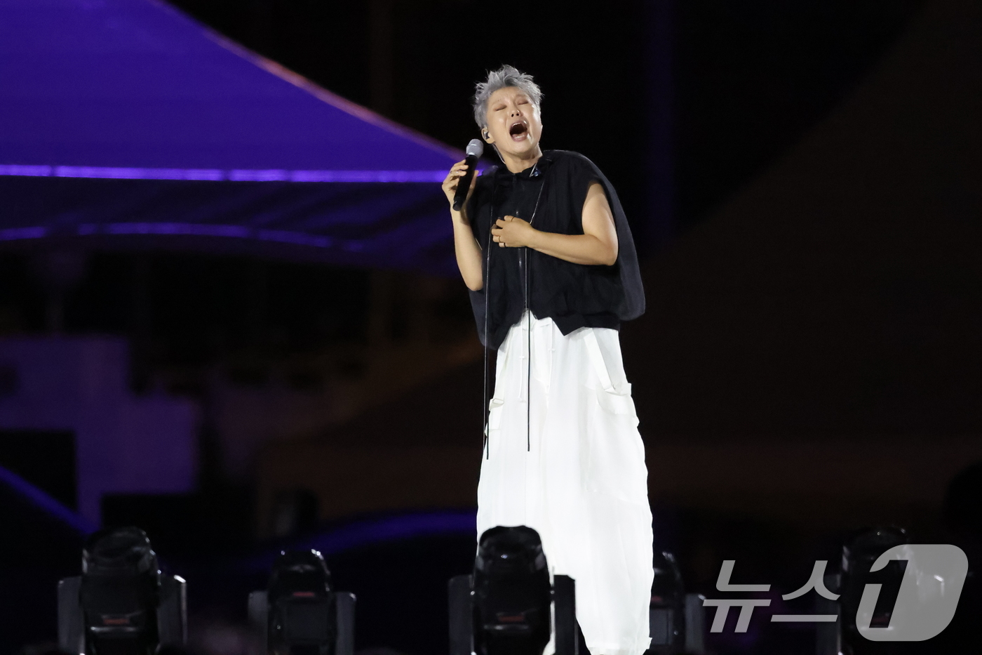 (서울=뉴스1) 김명섭 기자 = 가수 이은미가 15일 오후 서울 종로구 광화문광장에서 열린 '광복 80년, 국민 주권으로 미래를 세우다' 제21대 대통령 국민 임명식에서 공연을 펼 …