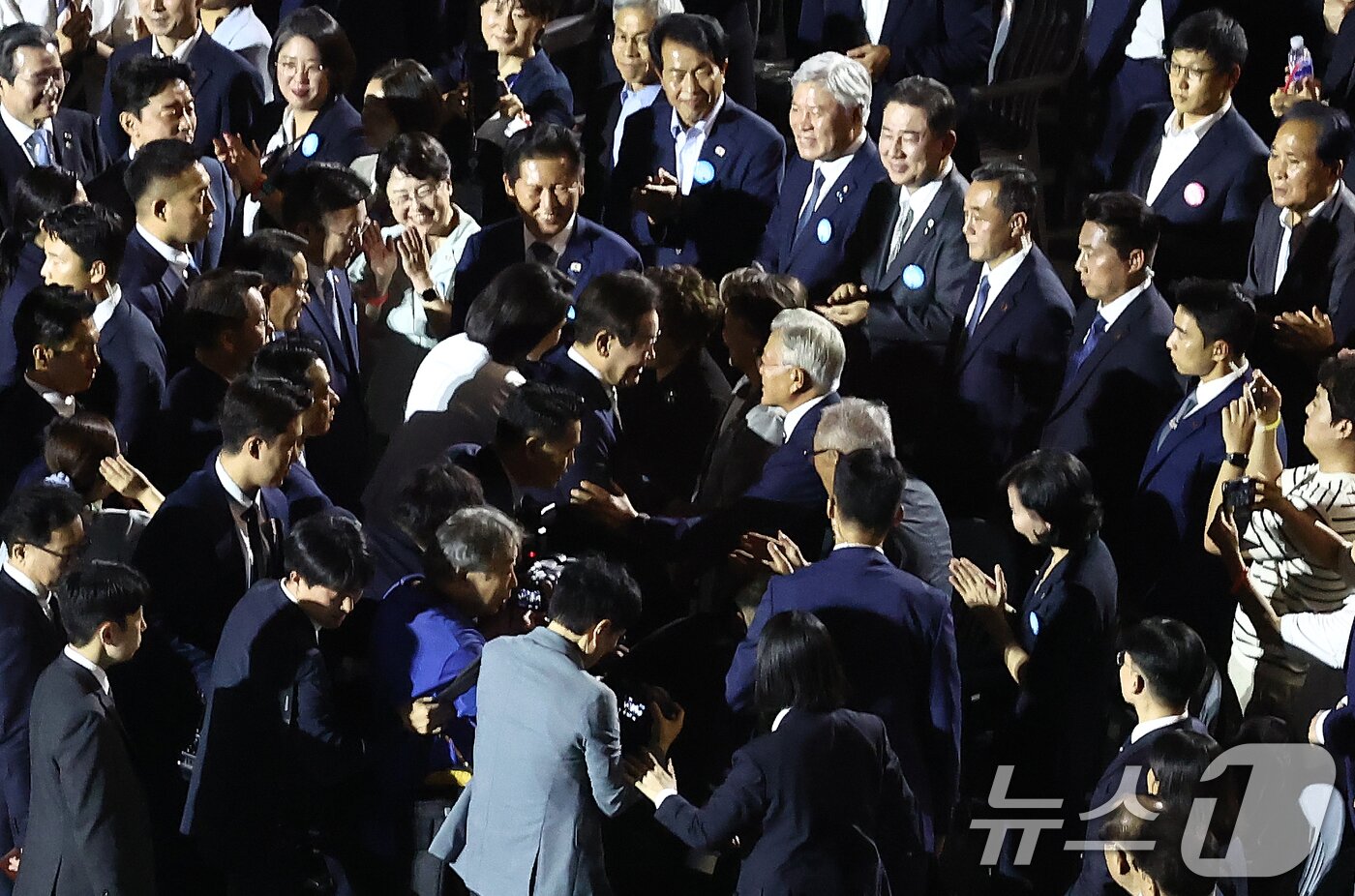 본문 이미지 - 이재명 대통령이 15일 오후 서울 종로구 광화문광장에서 열린 &#39;광복 80년, 국민 주권으로 미래를 세우다&#39; 제21대 대통령 국민 임명식에서 문재인 전 대통령과 인사하고 있다. 2025.8.15/뉴스1 ⓒ News1 김민지 기자