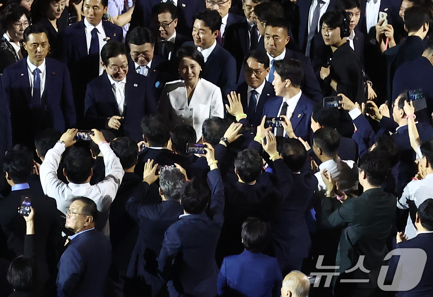 (서울=뉴스1) 김민지 기자 = 이재명 대통령과 부인 김혜경 여사가 15일 오후 서울 종로구 광화문광장에서 열린 '광복 80년, 국민 주권으로 미래를 세우다' 제21대 대통령 국민 …