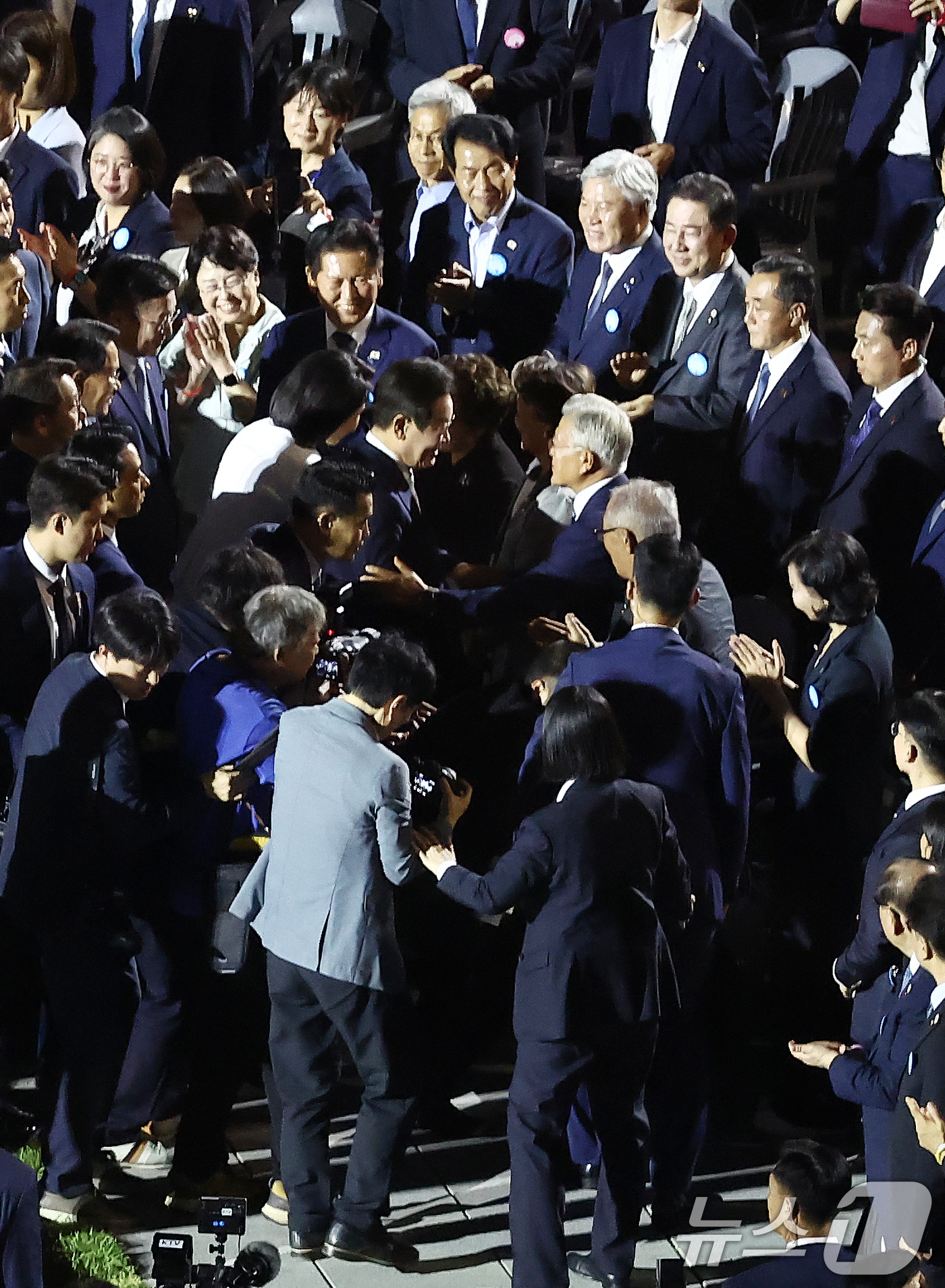 (서울=뉴스1) 김민지 기자 = 이재명 대통령이 15일 오후 서울 종로구 광화문광장에서 열린 '광복 80년, 국민 주권으로 미래를 세우다' 제21대 대통령 국민 임명식에서 문재인 …