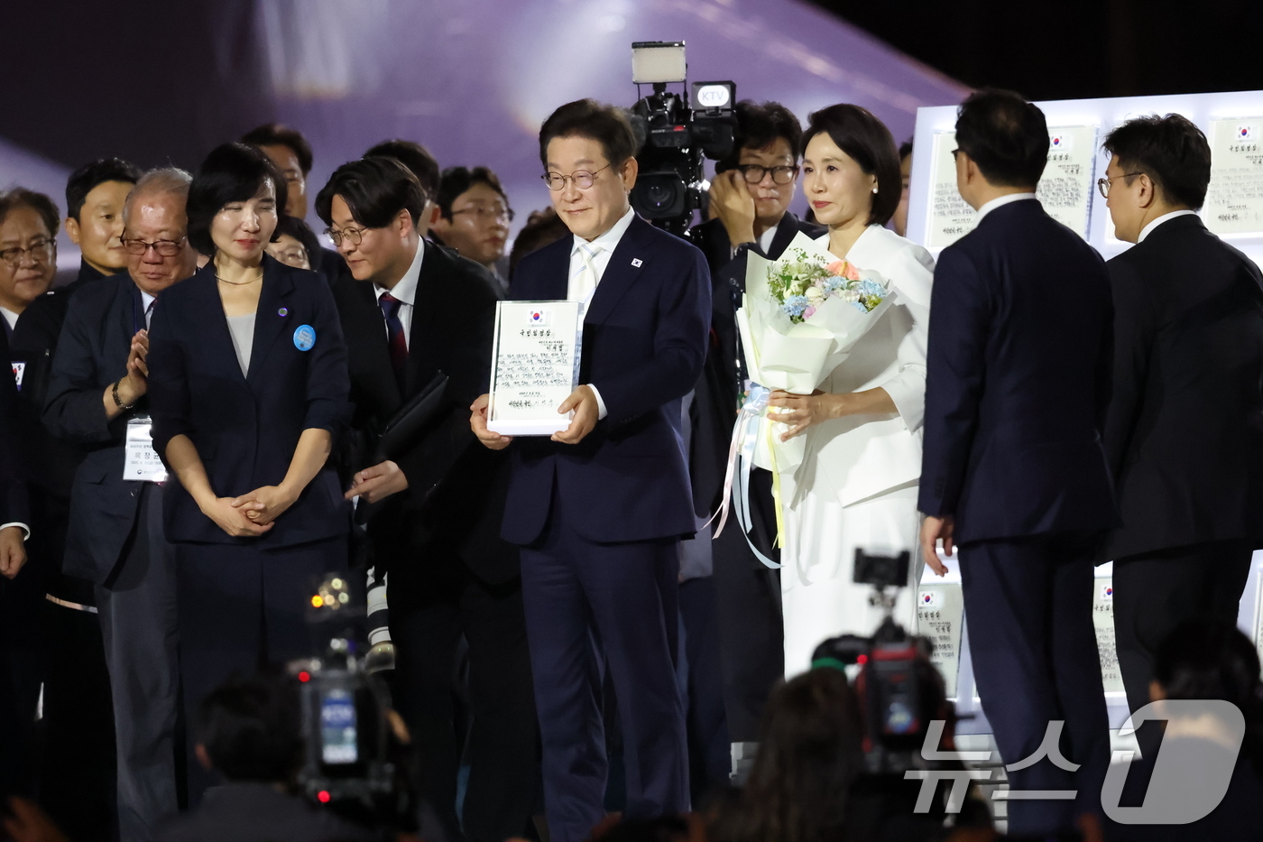 (서울=뉴스1) 김명섭 기자 = 이재명 대통령이 15일 오후 서울 종로구 광화문광장에서 열린 '광복 80년, 국민 주권으로 미래를 세우다' 제21대 대통령 국민 임명식에서 국민 대 …