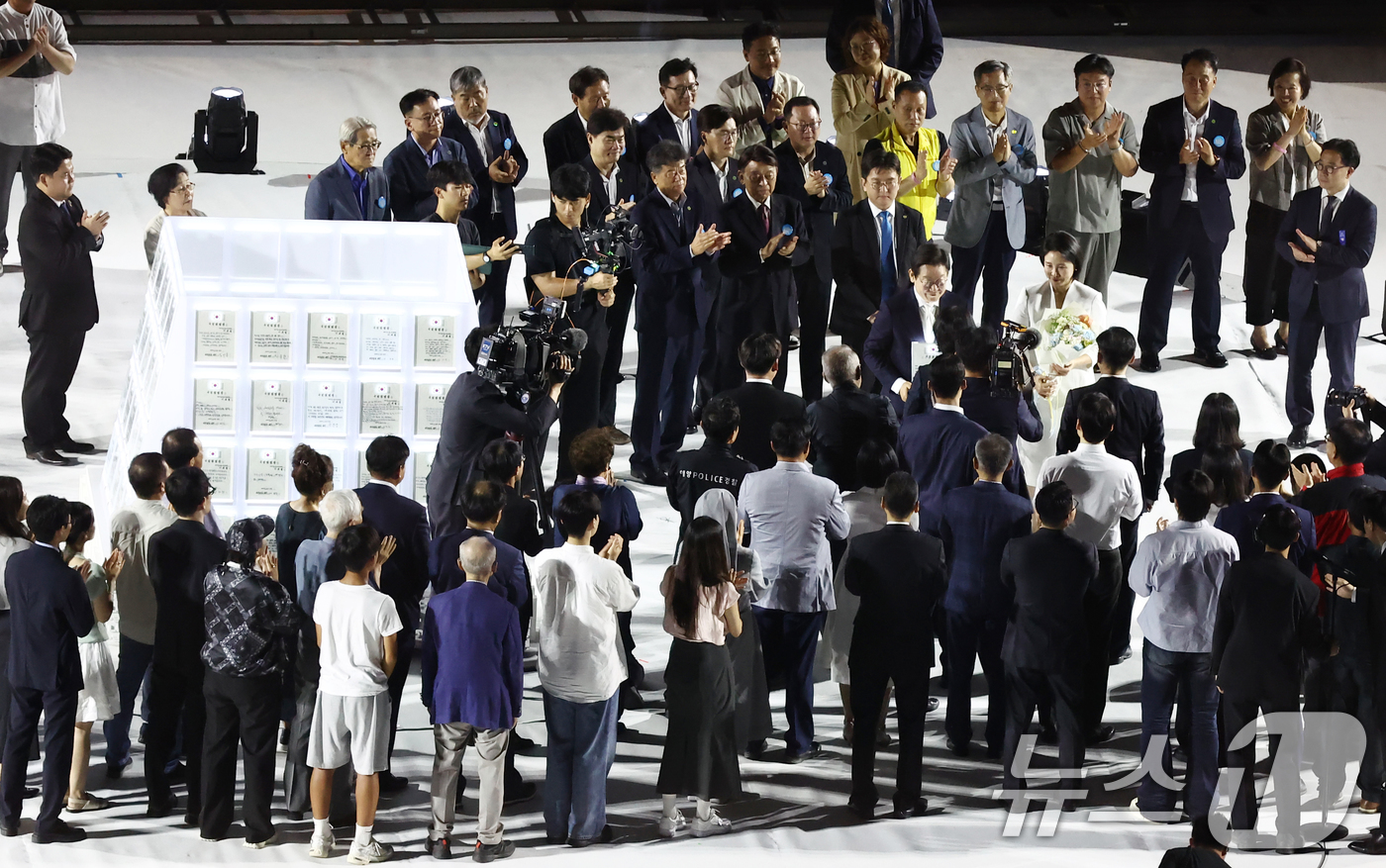 (서울=뉴스1) 김민지 기자 = 이재명 대통령이 15일 오후 서울 종로구 광화문광장에서 열린 '광복 80년, 국민 주권으로 미래를 세우다' 제21대 대통령 국민 임명식에서 국민 대 …