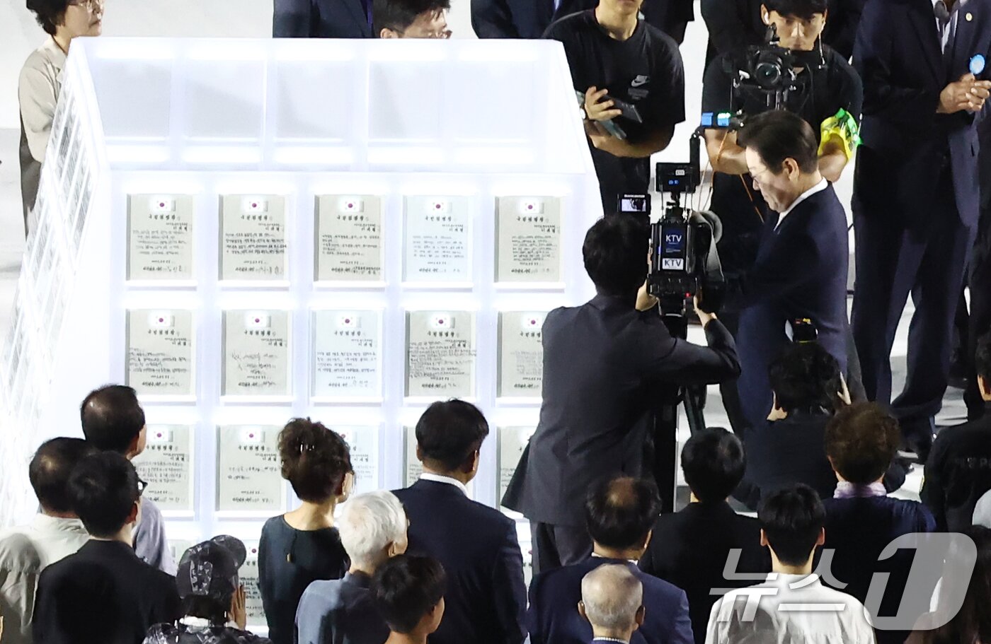 본문 이미지 - 이재명 대통령이 15일 오후 서울 종로구 광화문광장에서 열린 &#39;광복 80년, 국민 주권으로 미래를 세우다&#39; 제21대 대통령 국민 임명식에서 국민 대표 80인이 참여한 빛의 임명장을 전달 받은 뒤 큐브에 붙이는 퍼포먼스를 하고 있다. 2025.8.15/뉴스1 ⓒ News1 김민지 기자