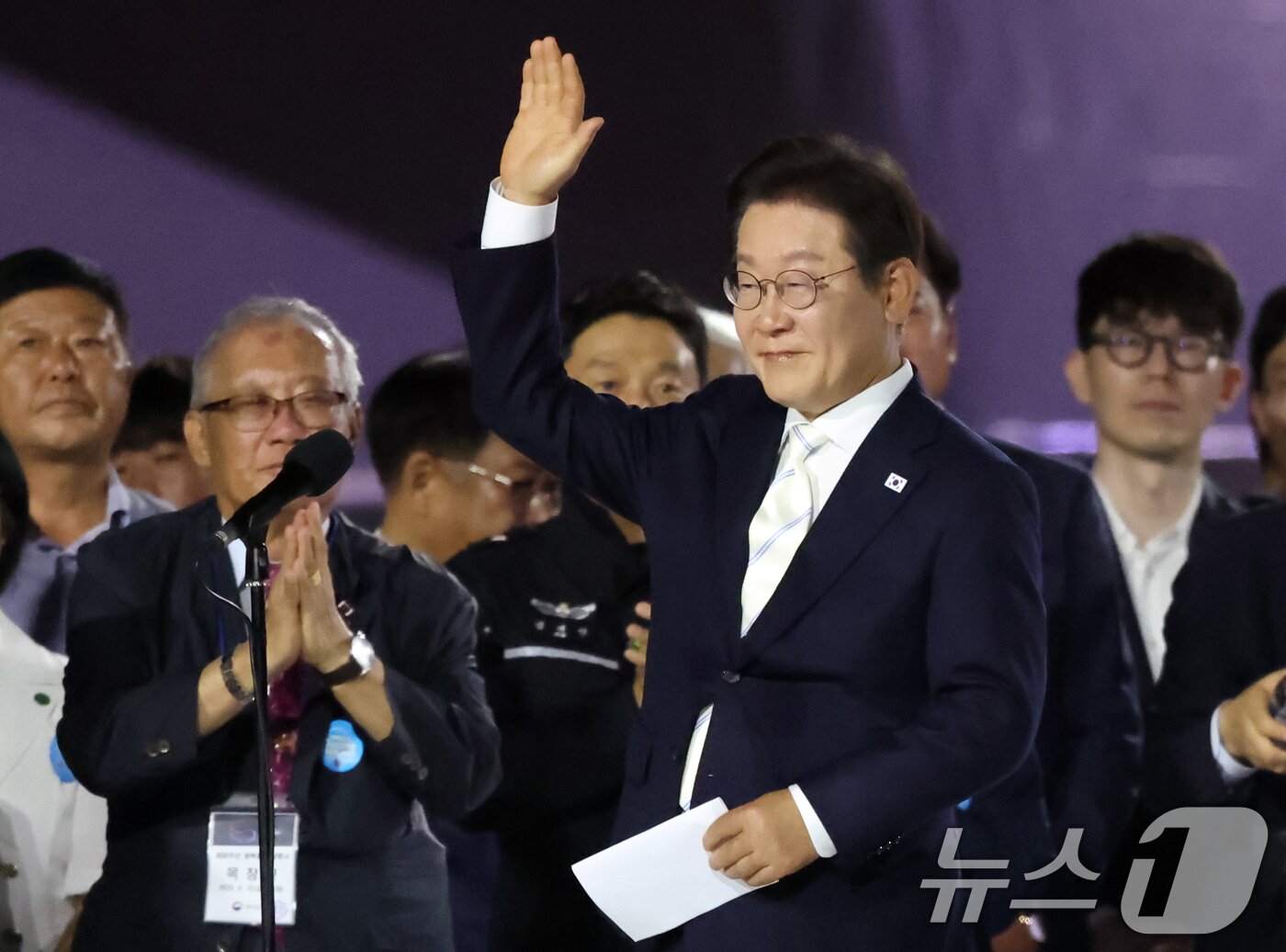 본문 이미지 - 이재명 대통령이 15일 오후 서울 종로구 광화문광장에서 열린 &#39;광복 80년, 국민 주권으로 미래를 세우다&#39; 제21대 대통령 국민 임명식에서 국민 대표 80인이 참여한 임명장을 전달 받고 인사를 하고 있다. 2025.8.15/뉴스1 ⓒ News1 김명섭 기자