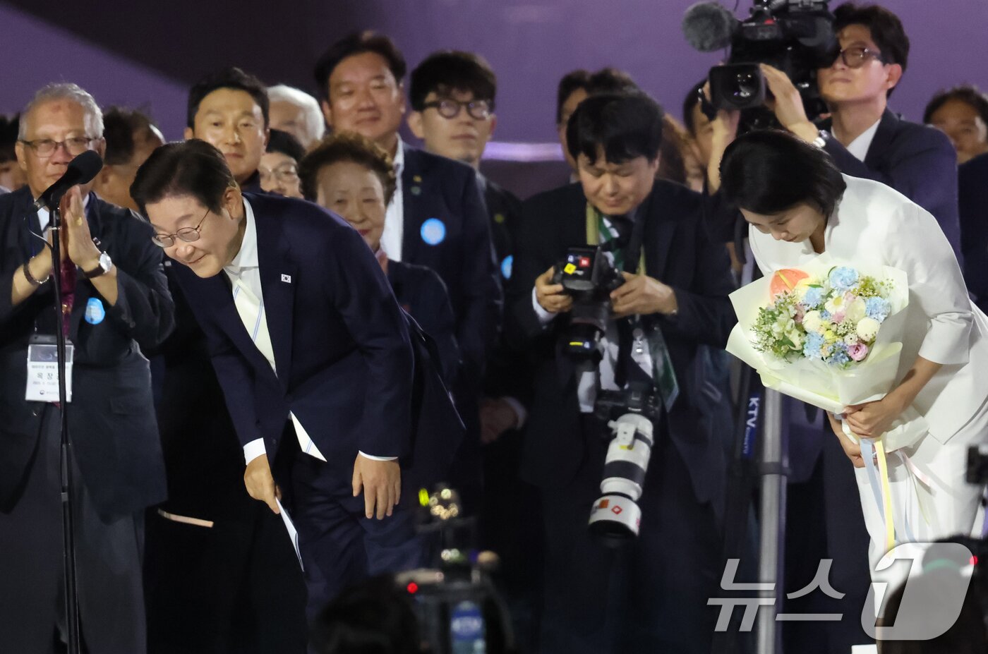 본문 이미지 - 이재명 대통령이 15일 오후 서울 종로구 광화문광장에서 열린 &#39;광복 80년, 국민 주권으로 미래를 세우다&#39; 제21대 대통령 국민 임명식에서 국민 대표 80인이 참여한 임명장을 전달 받고 인사를 하고 있다. 2025.8.15/뉴스1 ⓒ News1 김명섭 기자