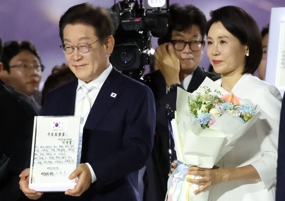 국민임명장 받은 李대통령 "국정운영 철학 중심에 국민 둘 것"(종합)