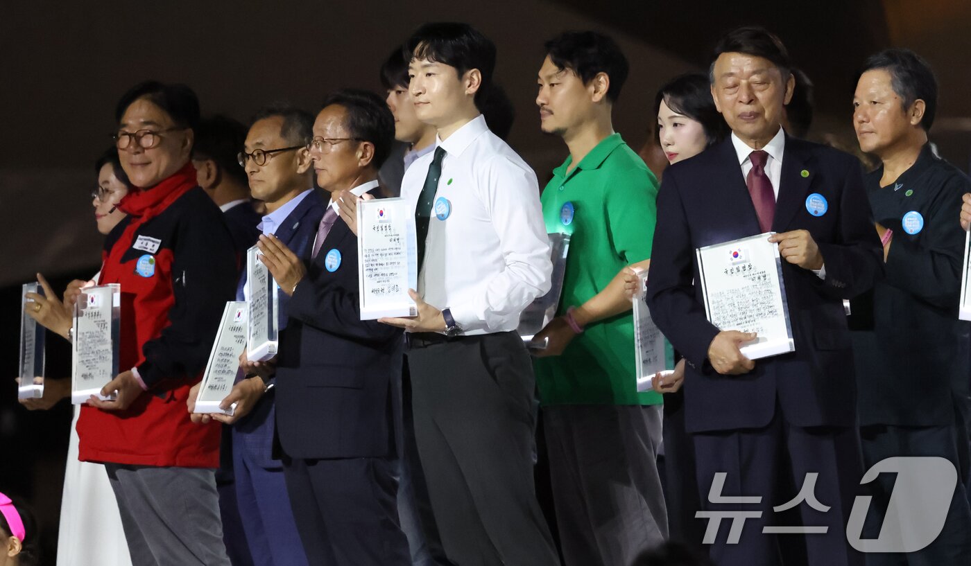 본문 이미지 - 15일 오후 서울 종로구 광화문광장에서 열린 &#39;광복 80년, 국민 주권으로 미래를 세우다&#39; 제21대 대통령 국민 임명식에서 국민 대표 80인이 임명장을 들고 있다. 2025.8.15/뉴스1 ⓒ News1 김명섭 기자