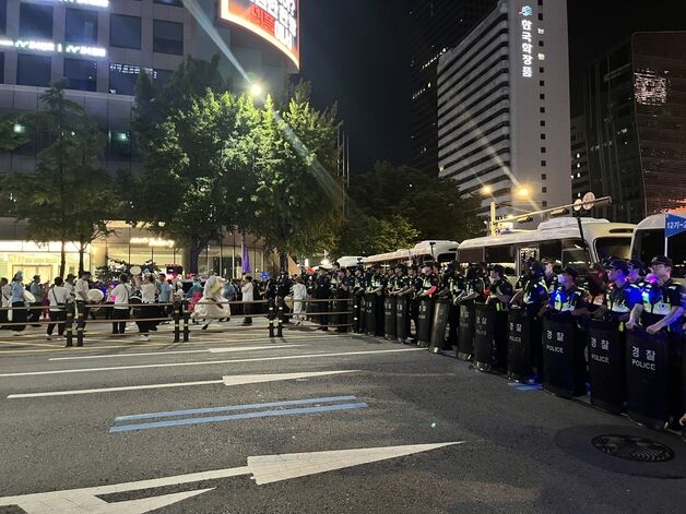 광복절 시위대 행진 경로 두고 경찰과 대치…차벽·기동대 동원