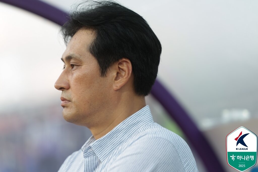 본문 이미지 - 유병훈 FC안양 감독. &#40;한국프로축구연맹 제공&#41;