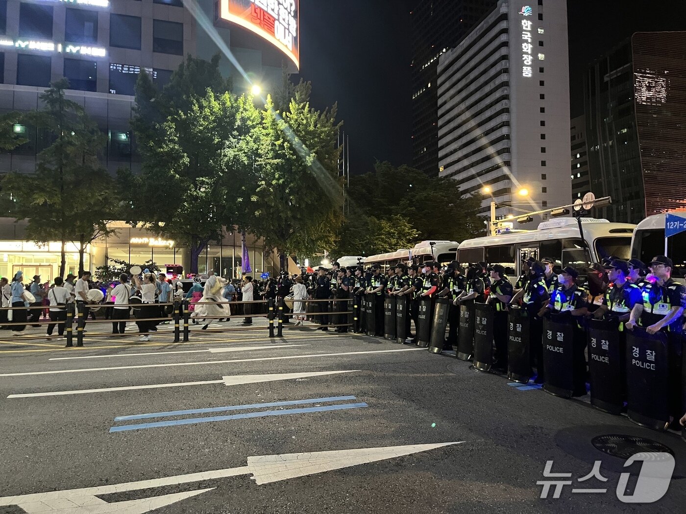 본문 이미지 - 광복절인 15일 오후 9시 58분쯤 서울 중구 광교사거리 인근에서 경찰이 차벽과 기동대를 배치해 시위대를 가로막고 있다. 2025.8.15/뉴스1 김종훈 기자