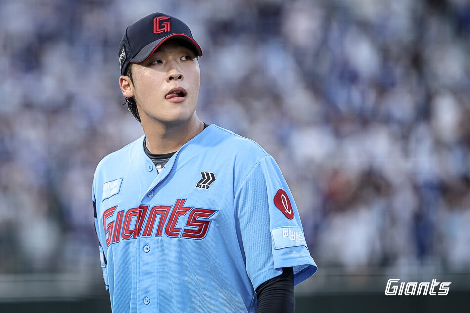 본문 이미지 - 롯데 자이언츠 투수 이민석은 15일 열린 KBO리그 부산 삼성 라이온즈전에 선발 등판해 4이닝 6실점으로 부진했다. (롯데 자이언츠 제공)