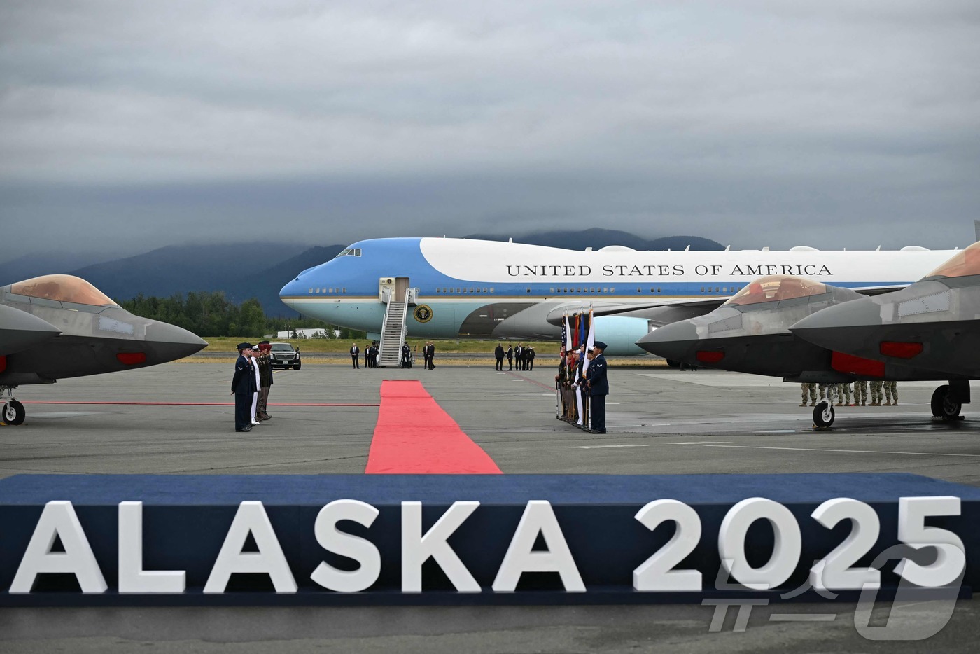 (AFP=뉴스1) 신기림 기자 = 도널드 트럼프 미국 대통령의 에어포스원(대통령 전용기)이 15일(현지시간) 알래스카 앵커리지의 엘멘도르프-리처드슨 합동기지에 도착해 활주로에 정박 …