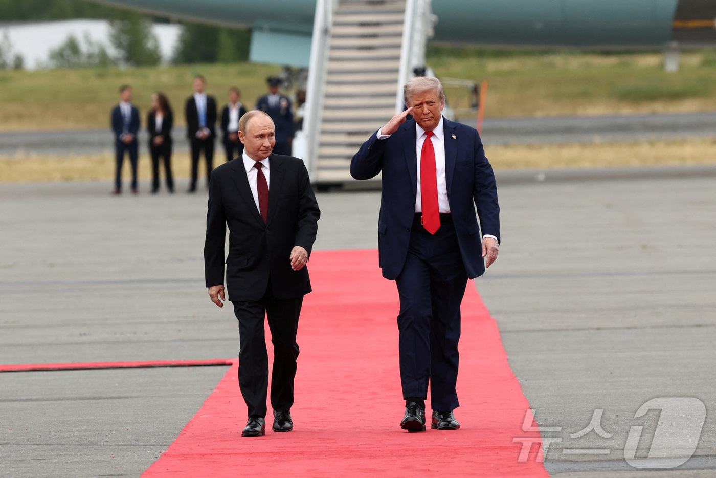 (앵커리지 로이터=뉴스1) 류정민 특파원 = 도널드 트럼프 미국 대통령과 블라디미르 푸틴 러시아 대통령이 15일(현지시간) 미국 알래스카 앵커리지의 엘멘도르프-리처드슨 합동 기지 …