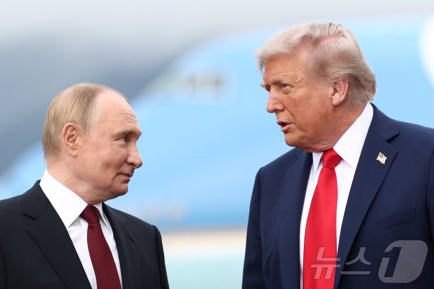 본문 이미지 - 미국 알래스카 앵커리지에서 만나 대화하는 도널드 트럼프 미국 대통령&#40;오른쪽&#41;과 블라디미르 푸틴 러시아 대통령. ⓒ 로이터=뉴스1 ⓒ News1 류정민 특파원
