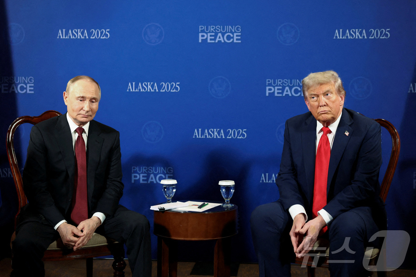 (앵커리지 로이터=뉴스1) 류정민 특파원 = 도널드 트럼프 미국 대통령과 블라디미르 푸틴 러시아 대통령이 15일(현지시간) 미국 알래스카 앵커리지에 마련된 회담장에서 우크라이나 전 …