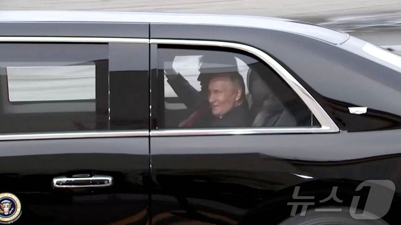 본문 이미지 - 도널드 트럼프 미국 대통령과 블라디미르 푸틴 러시아 대통령이 15일(현지시간) 미국 알래스카 엘멘도르프-리처드슨 합동 기지에서 열린 고위급 정상회담에 앞서 미 대통령 전용차 '비스트'에 동승해 회담장으로 이동하고 있다. 2025.08.15. ⓒ 로이터=뉴스1 ⓒ News1 류정민 특파원