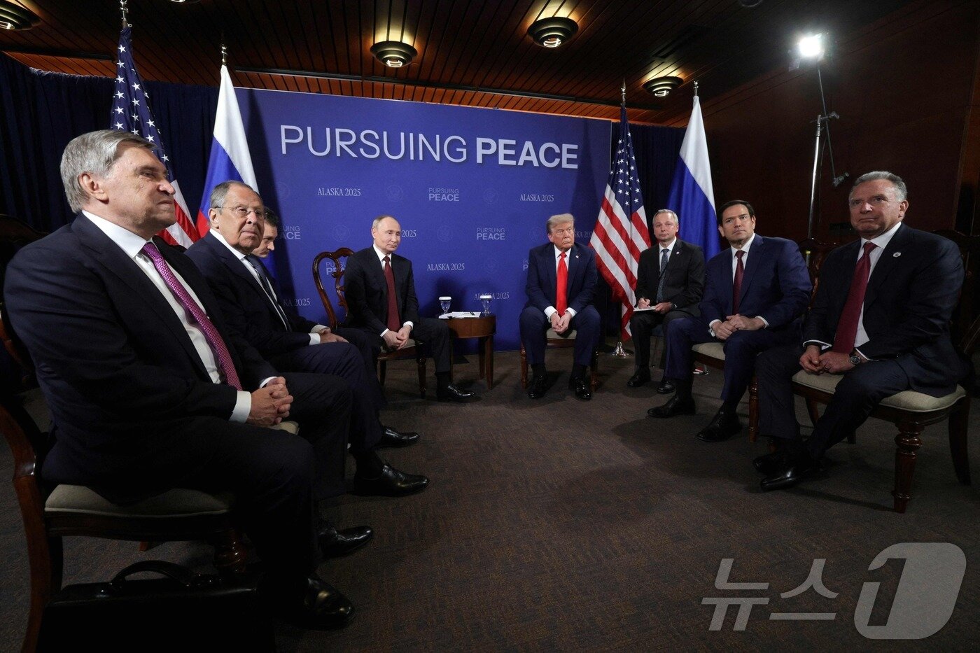 본문 이미지 - 알래스카 미러회담 당시 러시아에서는 &#40;사진 맨 왼쪽부터&#41; 유리 우샤코프 크렘린궁 외교보좌관, 세르게이 라브로프 러시아 외무장관이 배석했고, 미국 측에서는 &#40;사진 오른쪽부터&#41; 스티브 위트코프 미 트럼프 대통령 특사, 마코 루비오 미 국무장관이 자리했다. 양국 정상 바로 옆에는 통역사가 앉았다. 2025.08.15. ⓒ AFP=뉴스1 ⓒ News1 류정민 특파원