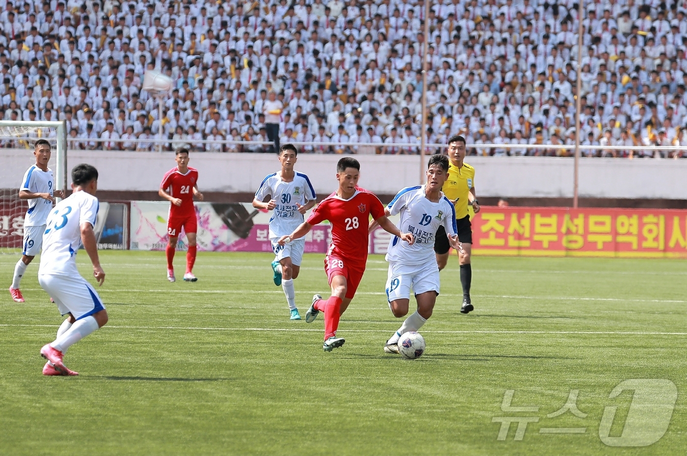 (평양 노동신문=뉴스1) = 북한 노동당 기관지 노동신문은 16일 "조국해방 80돌을 맞으며 기관차 팀과 여명 팀 사이의 횃불컵 남자 축구경기가 지난 15일 김일성경기장에서 진행됐 …