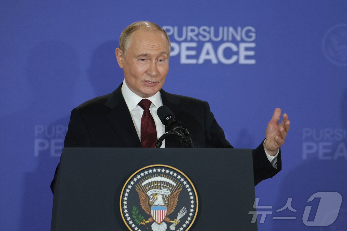 본문 이미지 - 블라디미르 푸틴 러시아 대통령이 15일 알래스카주 앵커리지의 엘먼도프-리처드슨 합동기지에서 도널드 트럼프 미국 대통령과 회담한 뒤 공동 기자회견을 하고 있다. 2025.8.15 ⓒ 로이터=뉴스1 ⓒ News1 강민경 기자