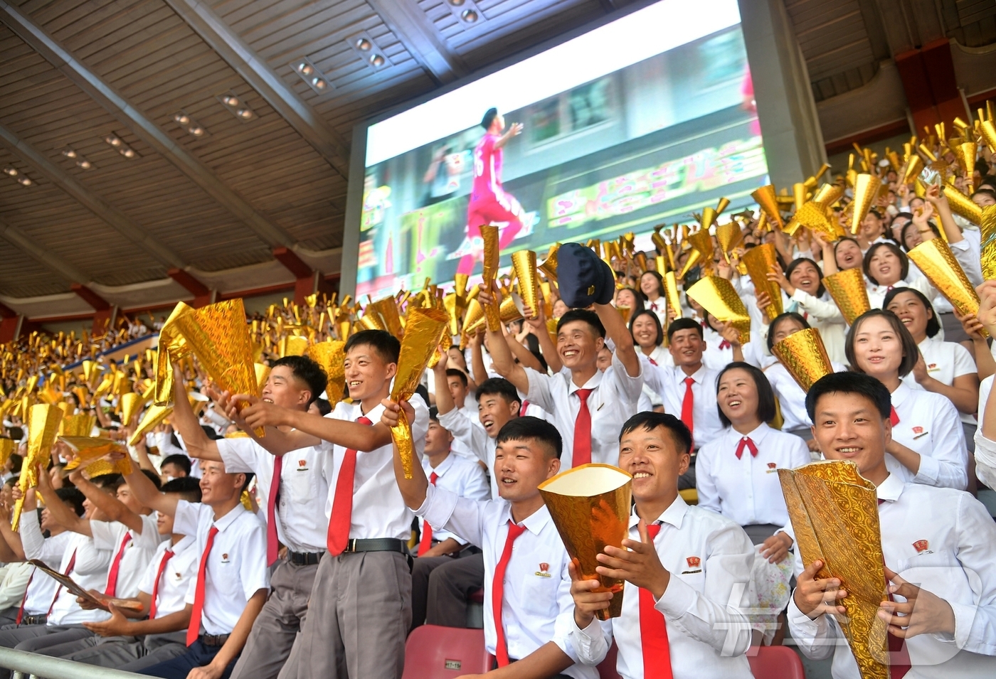 (평양 노동신문=뉴스1) = 북한 노동당 기관지 노동신문은 16일 "조국해방 80돌을 맞으며 기관차 팀과 여명 팀 사이의 횃불컵 남자 축구경기가 지난 15일 김일성경기장에서 진행됐 …