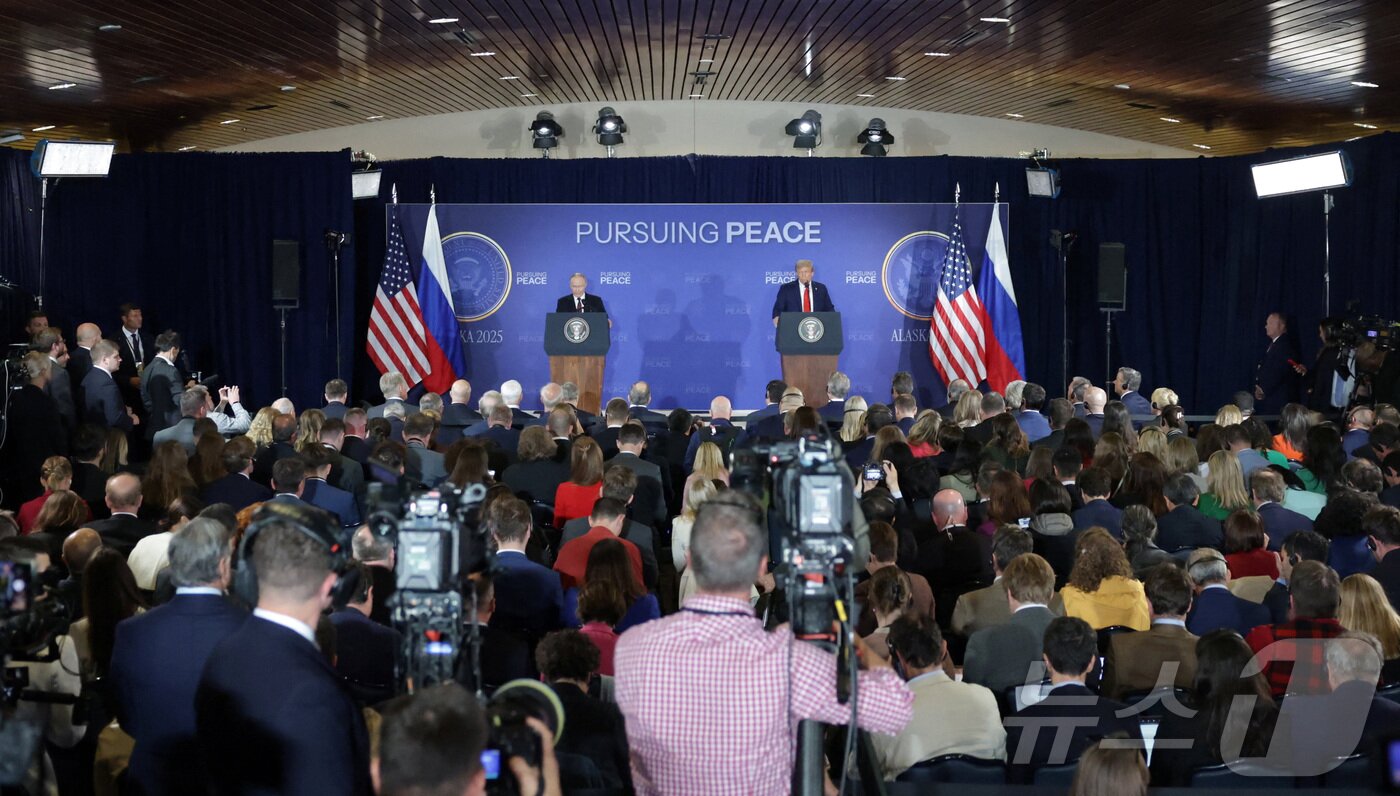 본문 이미지 - 도널드 트럼프 미국 대통령(오른쪽)과 블라디미르 푸틴 러시아 대통령이 15일 알래스카주 앵커리지 엘먼도프-리처드슨 합동 기지에서 회담을 마치고 공동 기자회견을 하고 있다. 2025.8.15 ⓒ 로이터=뉴스1 ⓒ News1 강민경 기자