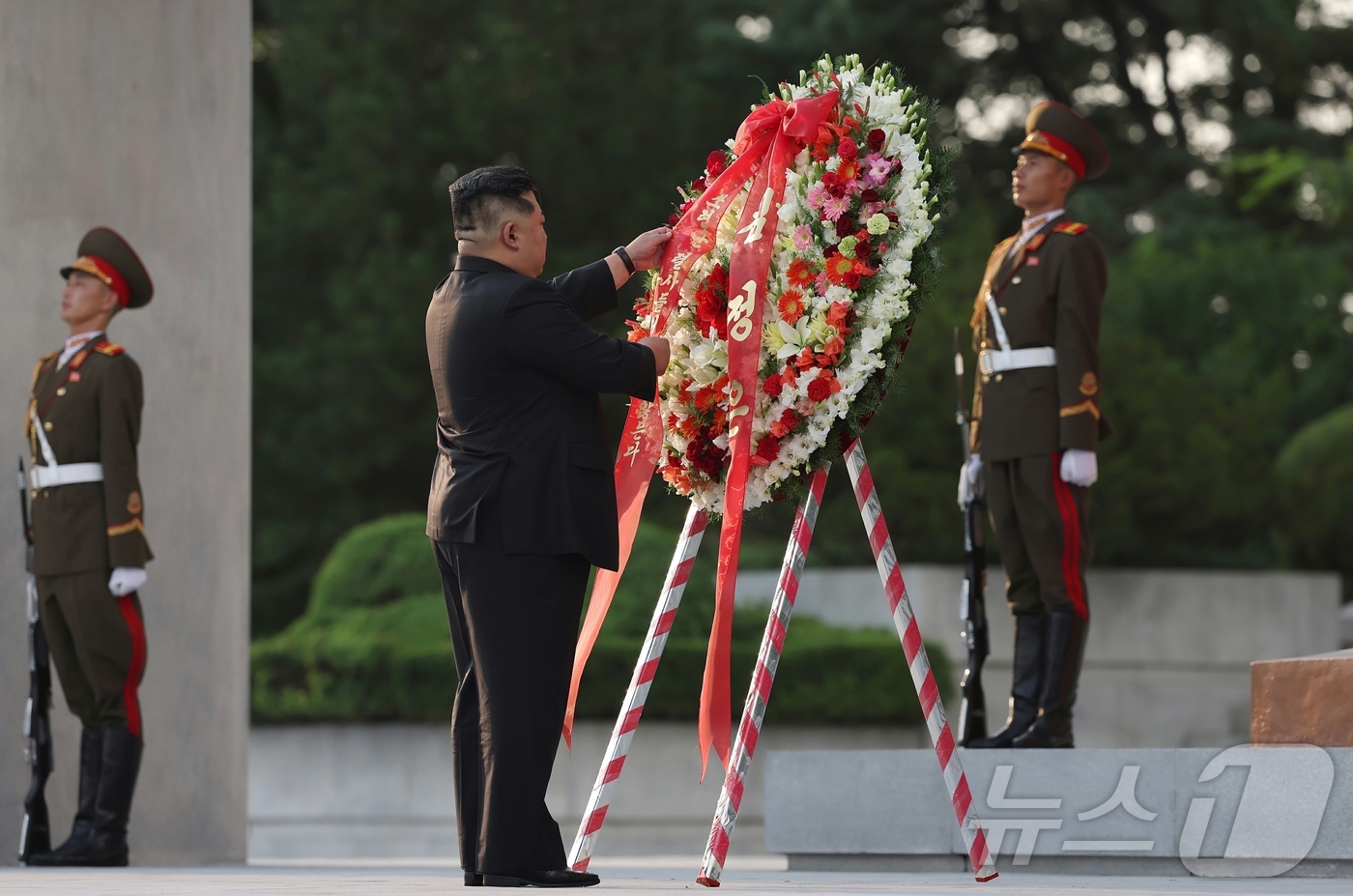 (서울=뉴스1) = 북한 노동당 기관지 노동신문은 16일 "김정은 총비서가 조국해방(광복) 80돌(80주년)에 즈음해 해방탑을 찾았다"라고 보도했다.[국내에서만 사용가능. 재배포 …