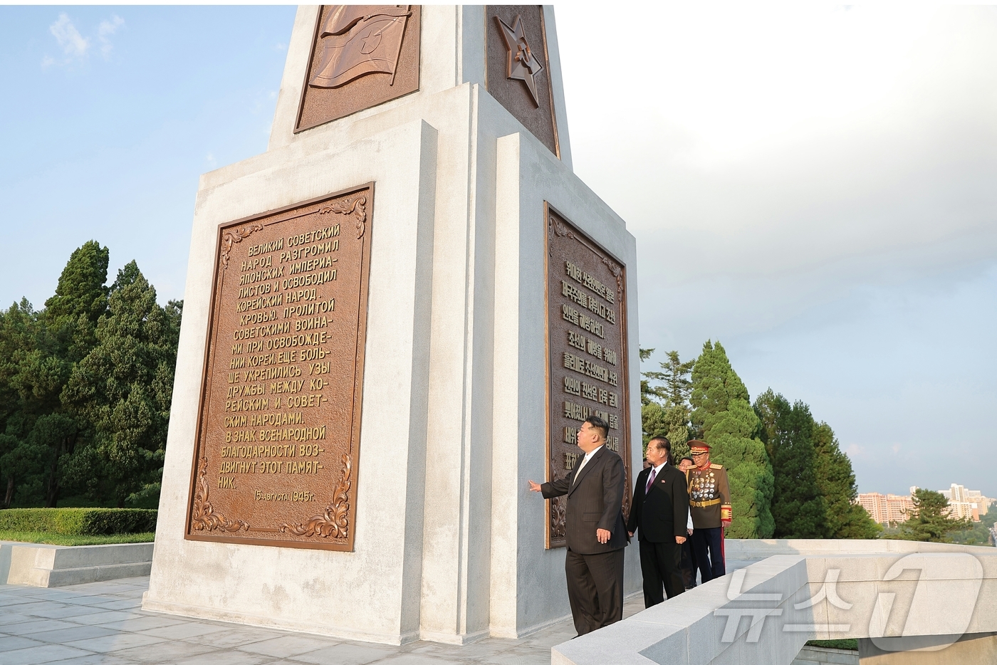 (서울=뉴스1) = 북한 노동당 기관지 노동신문은 16일 \"김정은 총비서가 조국해방(광복) 80돌(80주년)에 즈음해 해방탑을 찾았다\"라고 보도했다.[국내에서만 사용가능. 재배 …