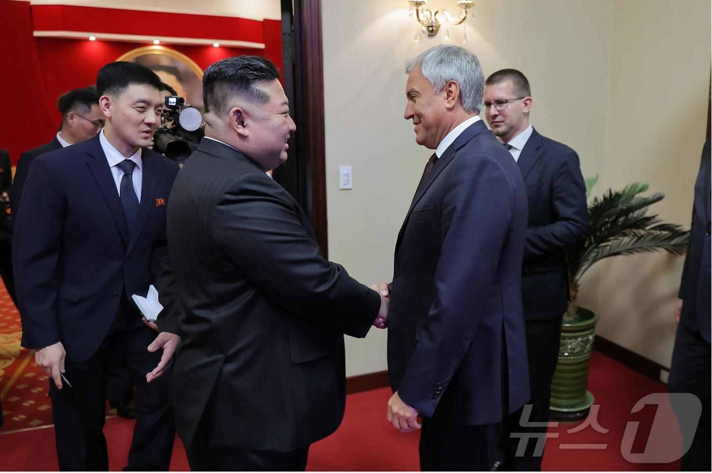 (서울=뉴스1) = 북한 노동당 기관지 노동신문은 16일 \"조국해방(광복) 80돌(80주년)에 즈음해 우리 나라를 방문한 러시아 예술 사절들의 경축공연이 지난 15일 평양체육관에 …