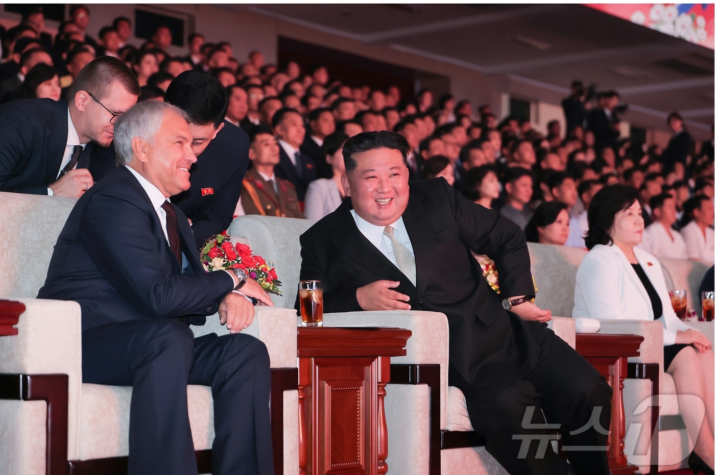 (서울=뉴스1) = 북한 노동당 기관지 노동신문은 16일 \"조국해방(광복) 80돌(80주년)에 즈음해 우리 나라를 방문한 러시아 예술 사절들의 경축공연이 지난 15일 평양체육관에 …