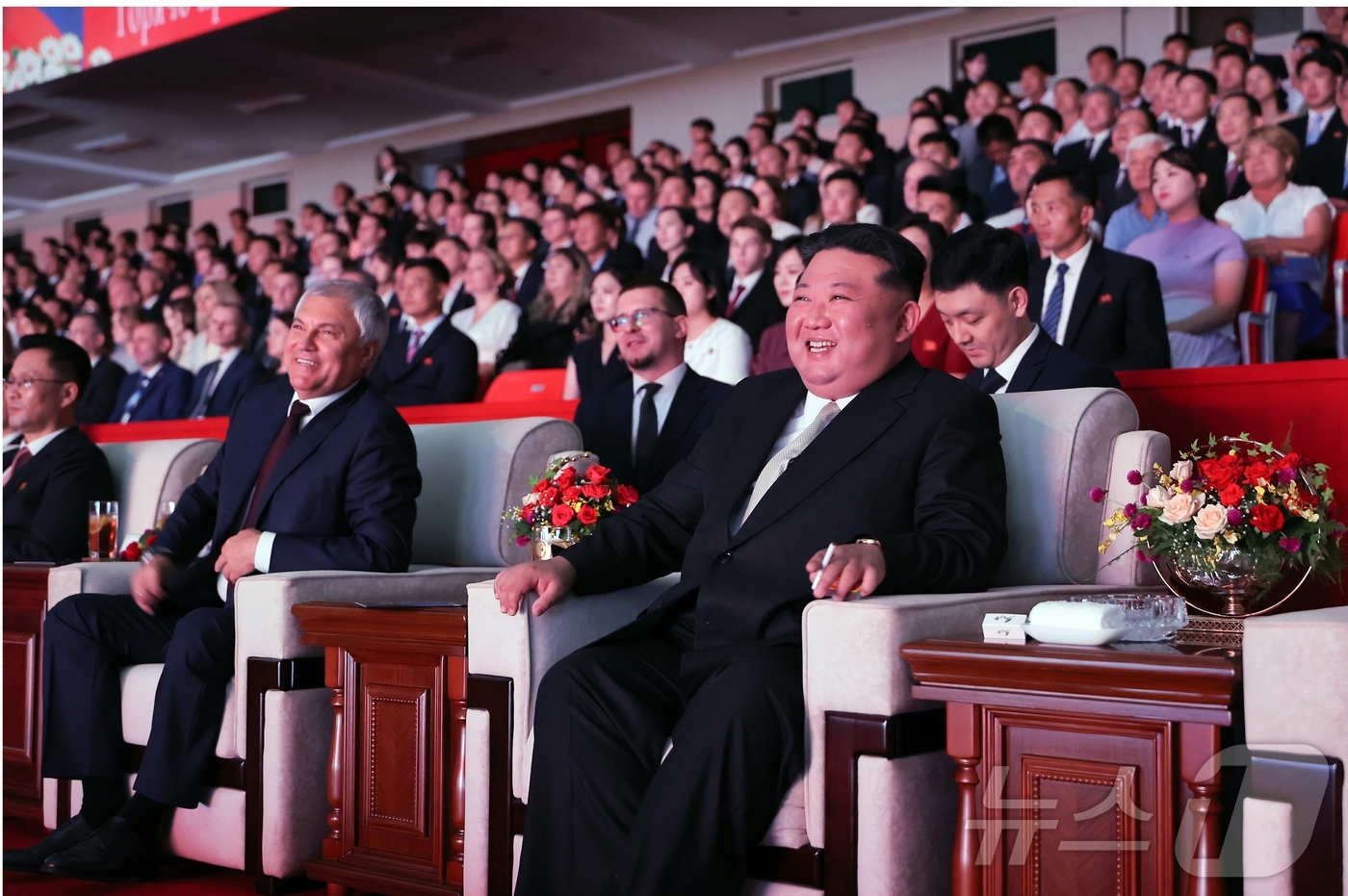 (서울=뉴스1) = 북한 노동당 기관지 노동신문은 16일 \"조국해방(광복) 80돌(80주년)에 즈음해 우리 나라를 방문한 러시아 예술 사절들의 경축공연이 지난 15일 평양체육관에 …