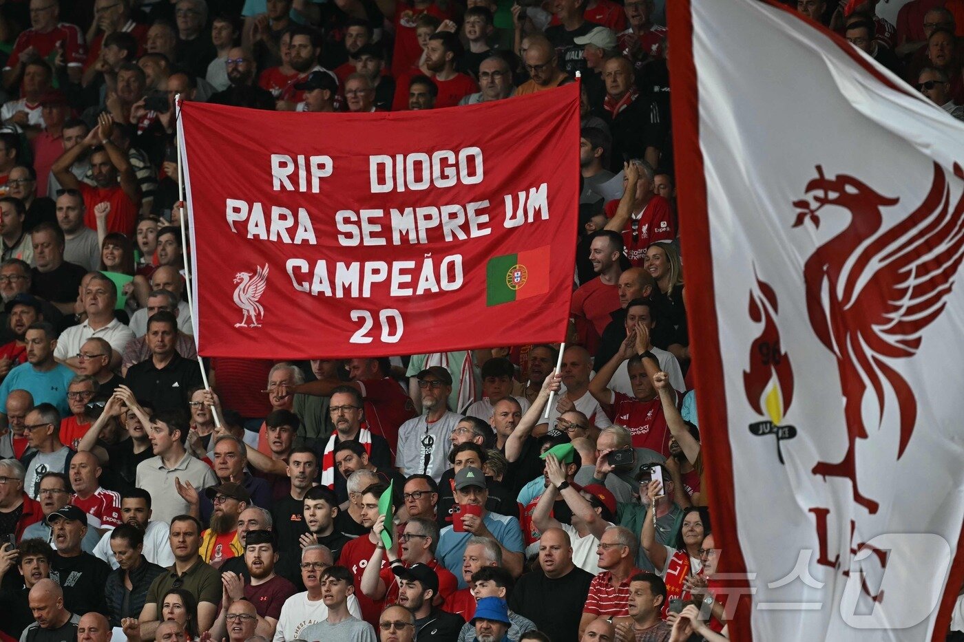 본문 이미지 - 디오구 조타를 추모하는 리버풀 팬들. ⓒ AFP=뉴스1