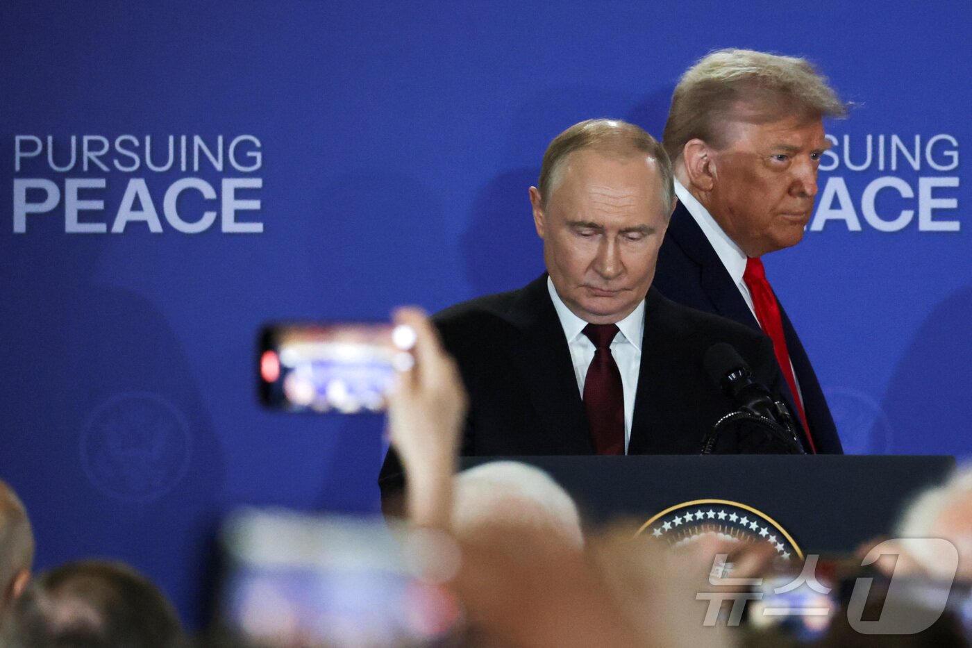 본문 이미지 - 도널드 트럼프 미국 대통령과 블라디미르 푸틴 우크라이나 대통령이 8월 15일&#40;현지시간&#41;  미국 알래스카 앵커리지의 엘멘도르프-리처드슨 합동 기지에서 만나 대화하고 있다. 2025.08.15. ⓒ 로이터=뉴스1 ⓒ News1 