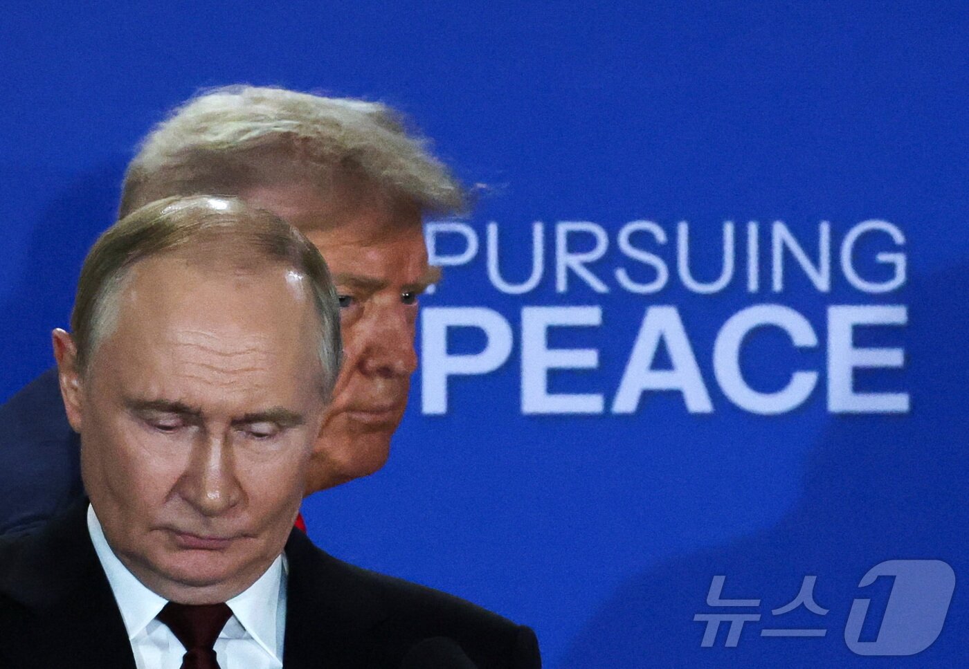 본문 이미지 - 도널드 트럼프 미국 대통령이 15일&#40;현지시간&#41; 알래스카 앵커리지에서 푸틴 러시아 대통령과 우크라이나 전쟁 종식을 위한 회담 후 공동기자회견장에 입장하며 푸틴을 스쳐 회견 자리로 가고 있다. 2025.08.15. ⓒ 로이터=뉴스1 ⓒ News1 류정민 특파원